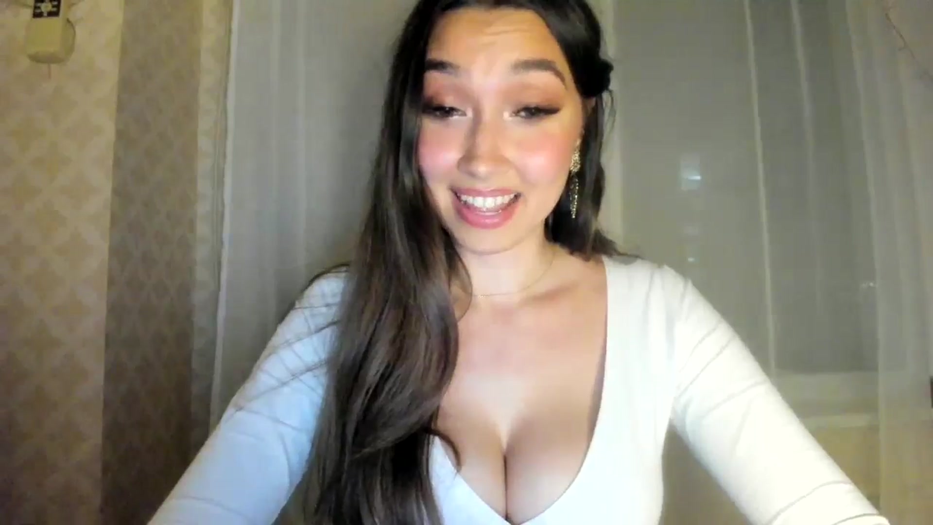 Gallery image thumbnail from LuckyHoneyyy's myfreecams stream on, 06/27/2024, 22:54 image 11 of 20