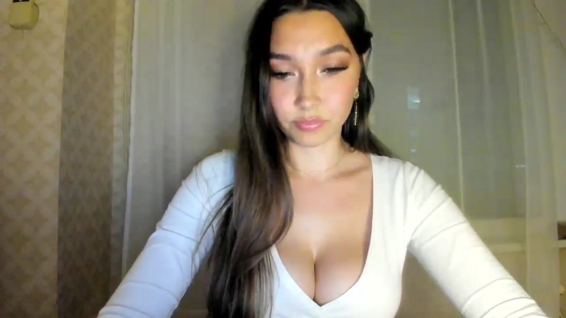 Gallery image thumbnail from LuckyHoneyyy's myfreecams stream on, 06/27/2024, 22:54 image 3 of 20