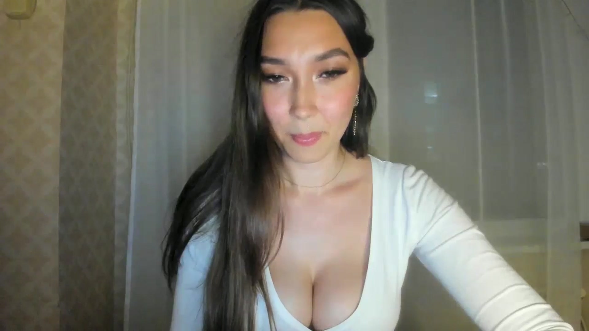 Gallery image thumbnail from LuckyHoneyyy's myfreecams stream on, 06/27/2024, 22:54 image 2 of 20