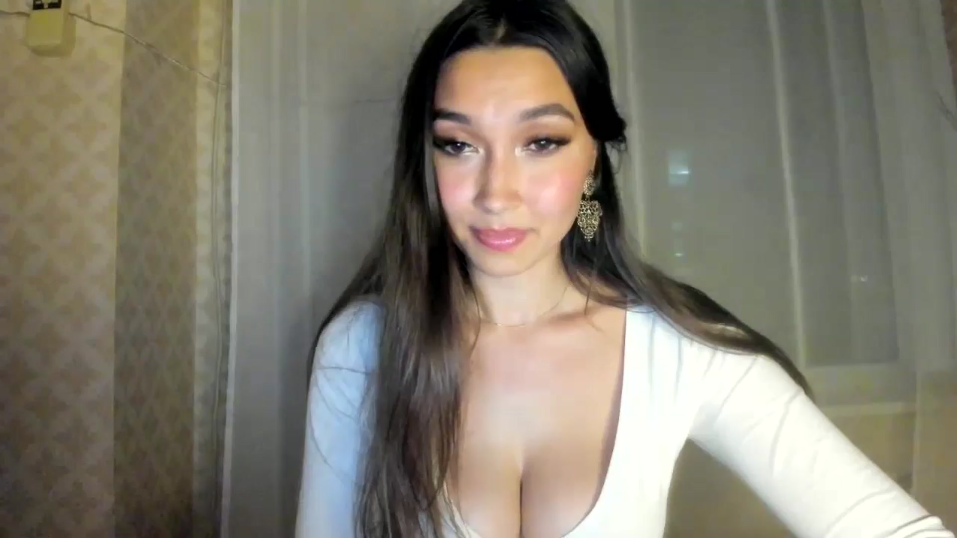 Gallery image thumbnail from LuckyHoneyyy's myfreecams stream on, 06/28/2024, 24:22 image 9 of 20