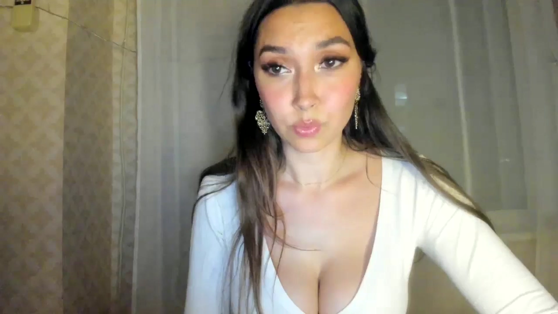 Gallery image thumbnail from LuckyHoneyyy's myfreecams stream on, 06/28/2024, 24:22 image 18 of 20