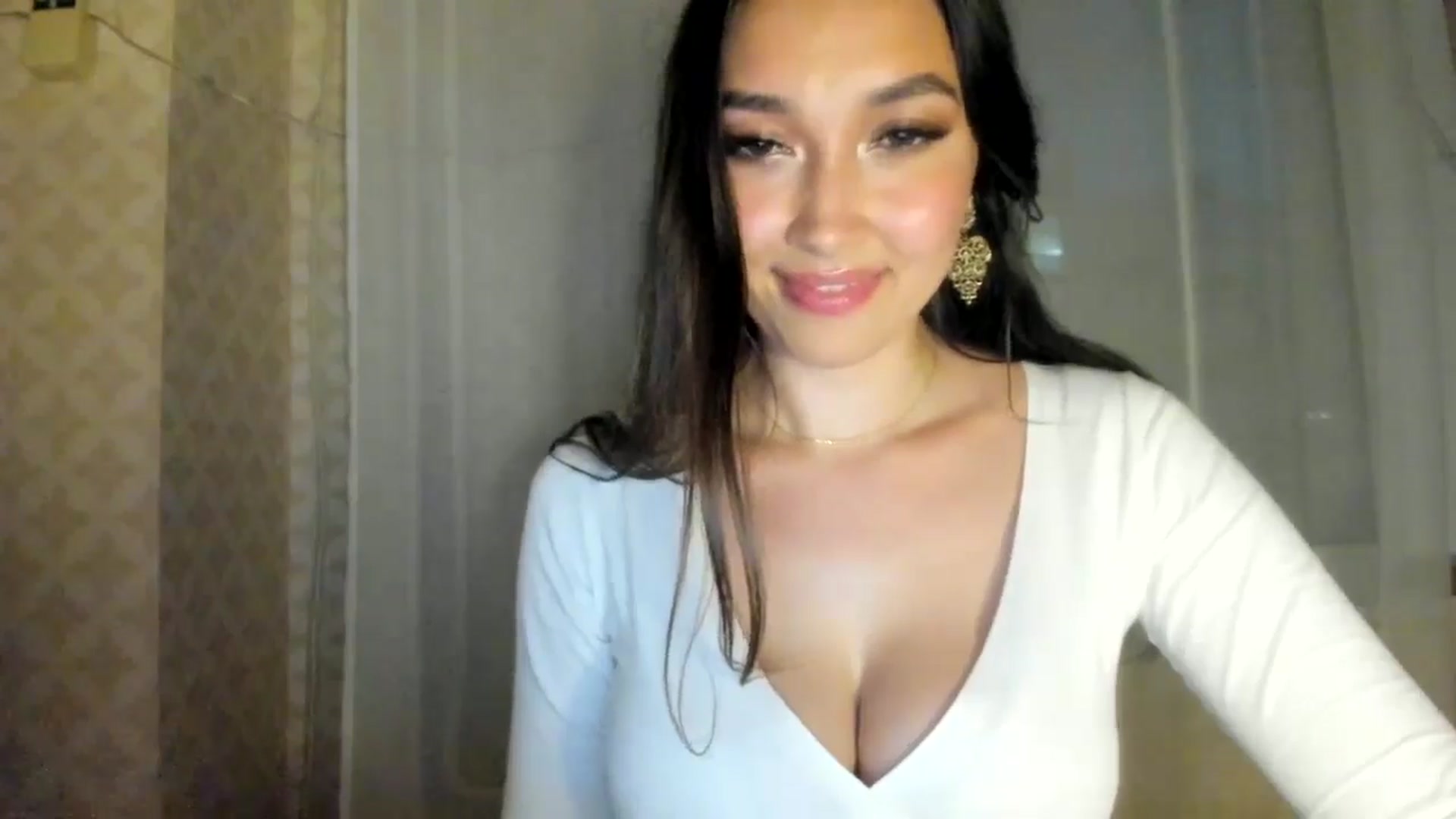 Gallery image thumbnail from LuckyHoneyyy's myfreecams stream on, 06/28/2024, 01:01 image 15 of 20