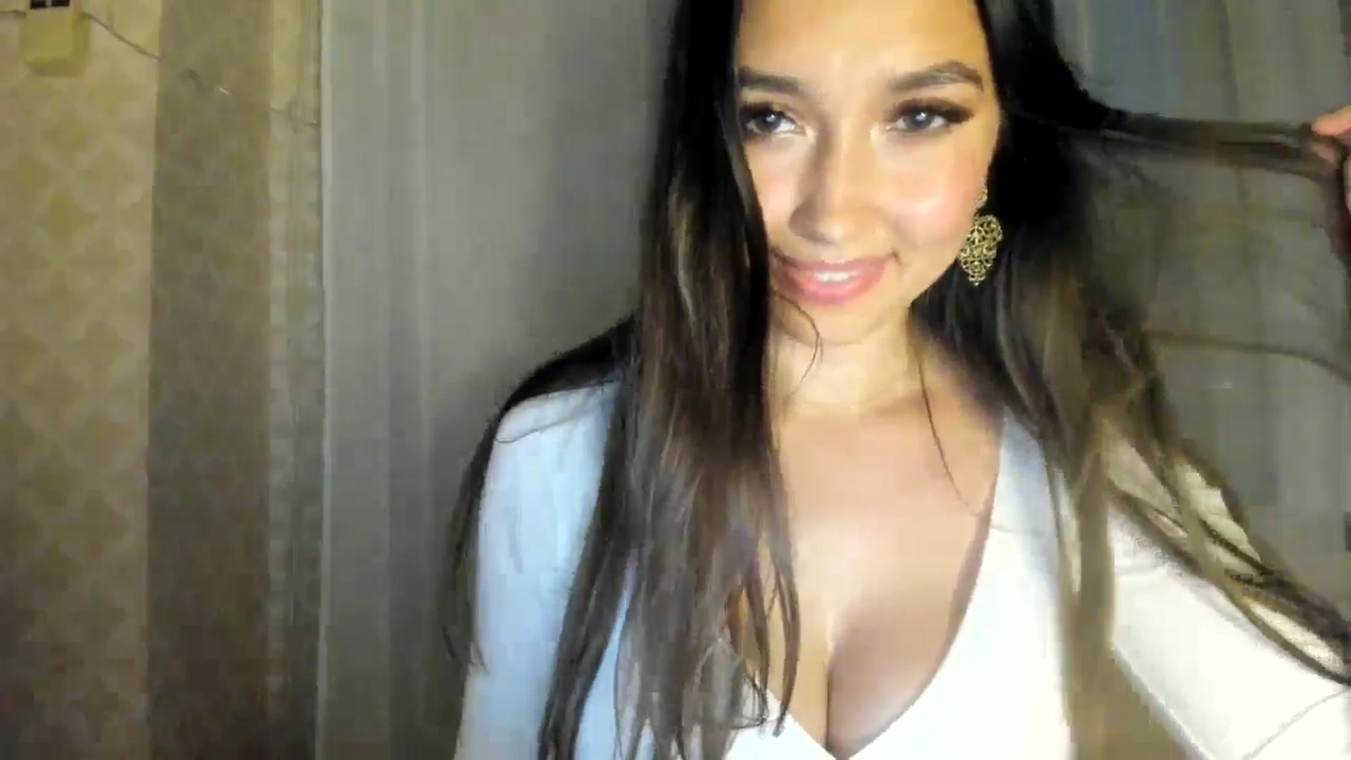 Gallery image thumbnail from LuckyHoneyyy's myfreecams stream on, 06/28/2024, 01:01 image 17 of 20