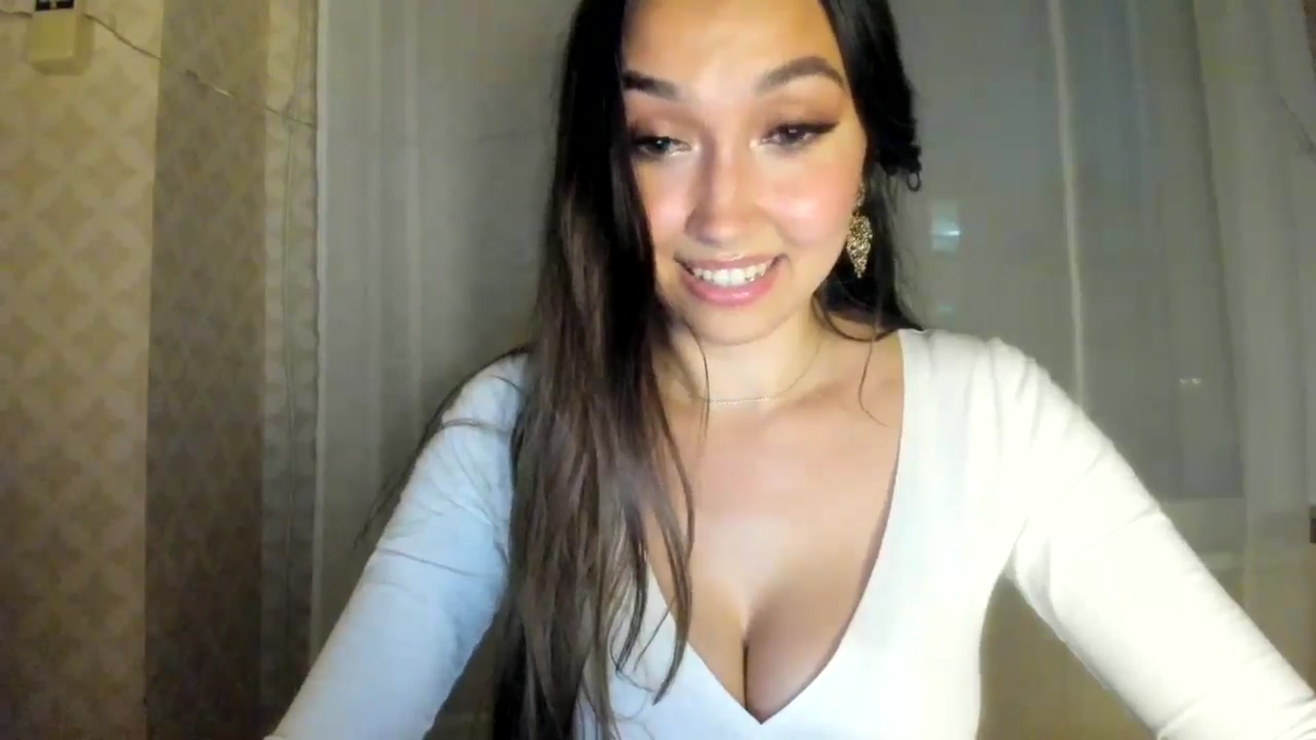 Gallery image thumbnail from LuckyHoneyyy's myfreecams stream on, 06/28/2024, 01:01 image 13 of 20