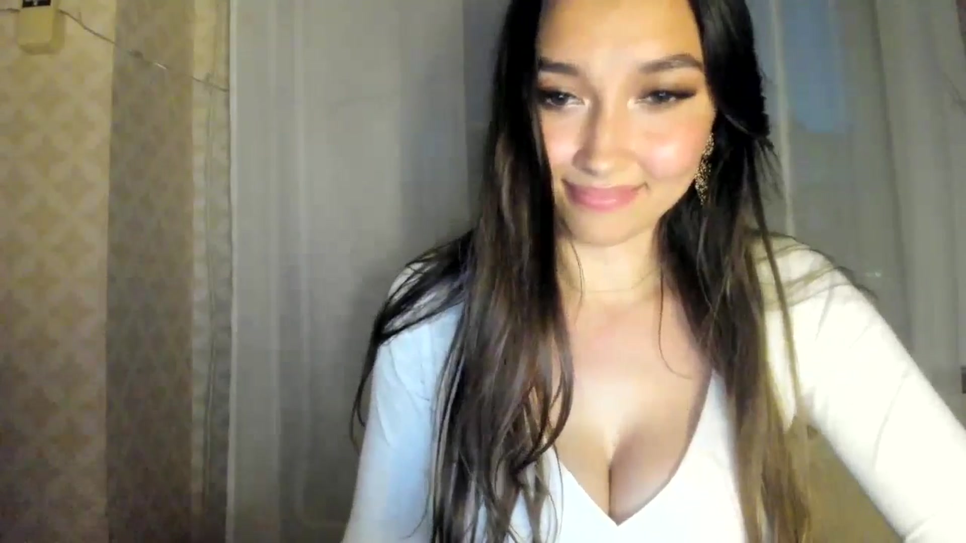 Gallery image thumbnail from LuckyHoneyyy's myfreecams stream on, 06/28/2024, 01:01 image 19 of 20