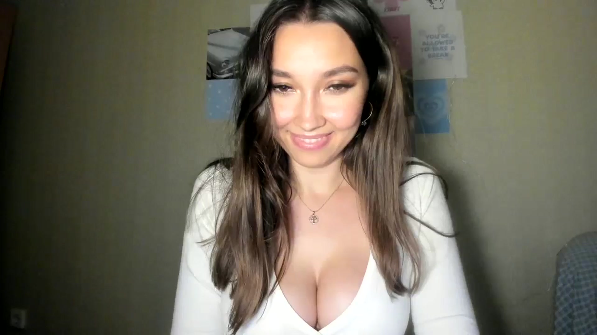 Gallery image thumbnail from LuckyHoneyyy's myfreecams stream on, 07/19/2024, 22:39 image 15 of 20