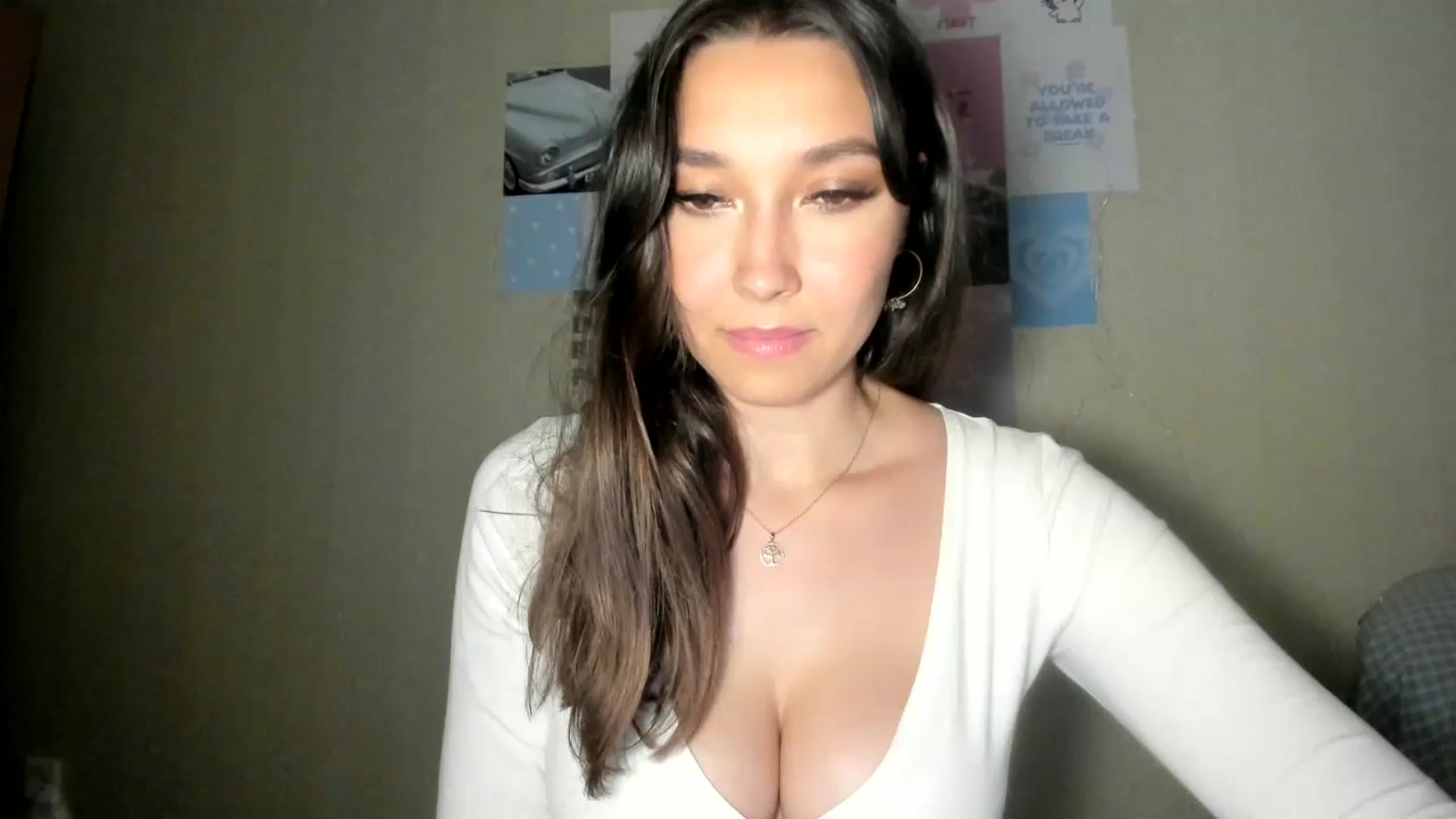 Gallery image thumbnail from LuckyHoneyyy's myfreecams stream on, 07/19/2024, 22:39 image 20 of 20