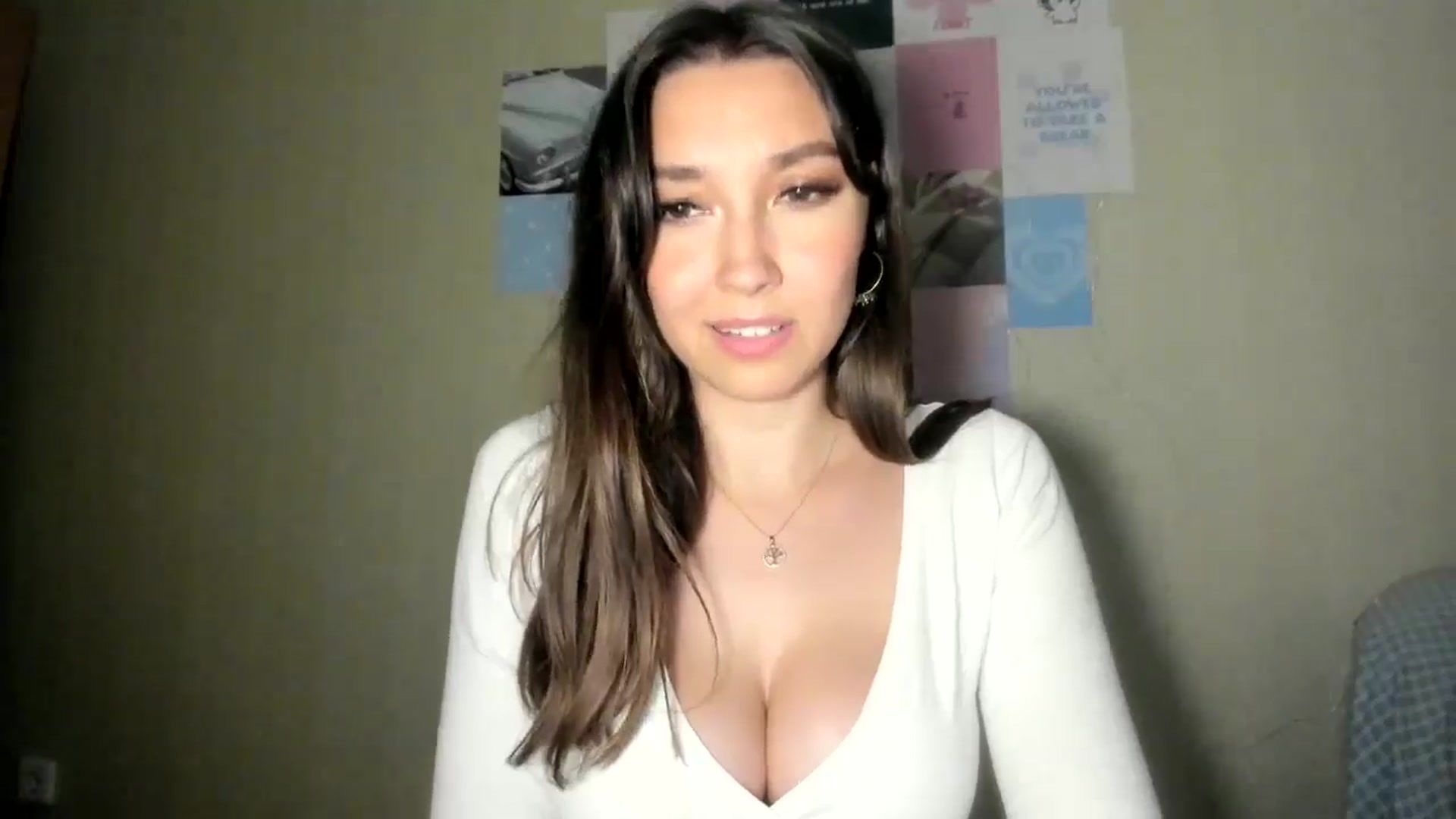 Gallery image thumbnail from LuckyHoneyyy's myfreecams stream on, 07/19/2024, 23:41 image 2 of 20