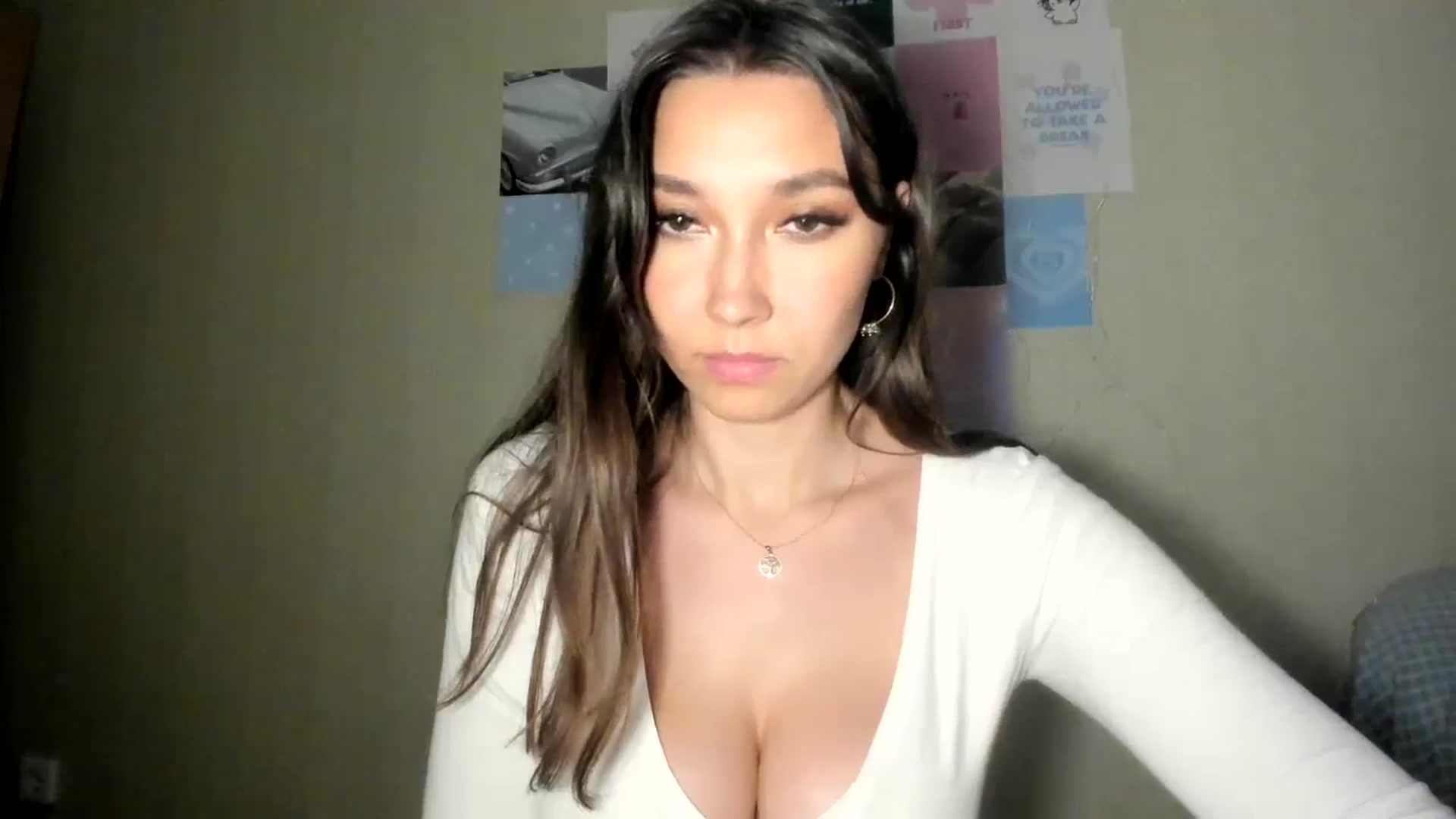 Gallery image thumbnail from LuckyHoneyyy's myfreecams stream on, 07/19/2024, 23:41 image 3 of 20