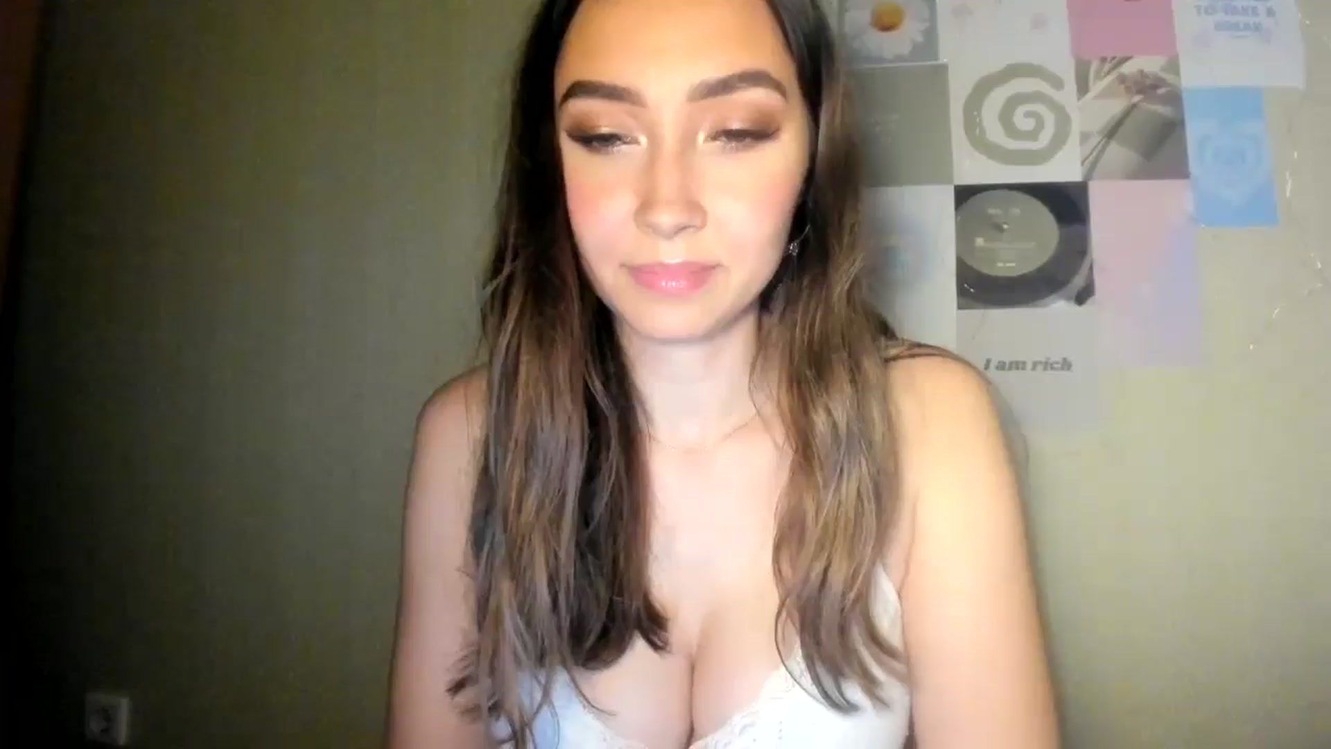 Gallery image thumbnail from LuckyHoneyyy's myfreecams stream on, 07/20/2024, 23:22 image 10 of 20