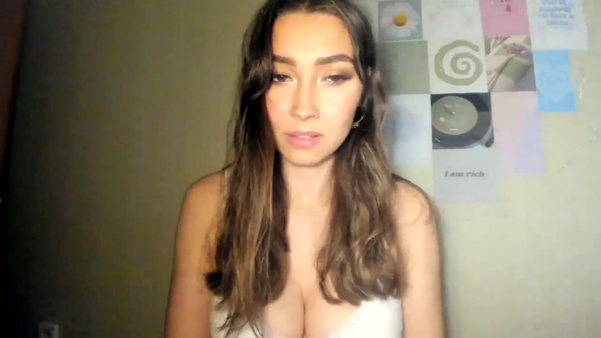 Gallery image thumbnail from LuckyHoneyyy's myfreecams stream on, 07/20/2024, 23:22 image 3 of 20