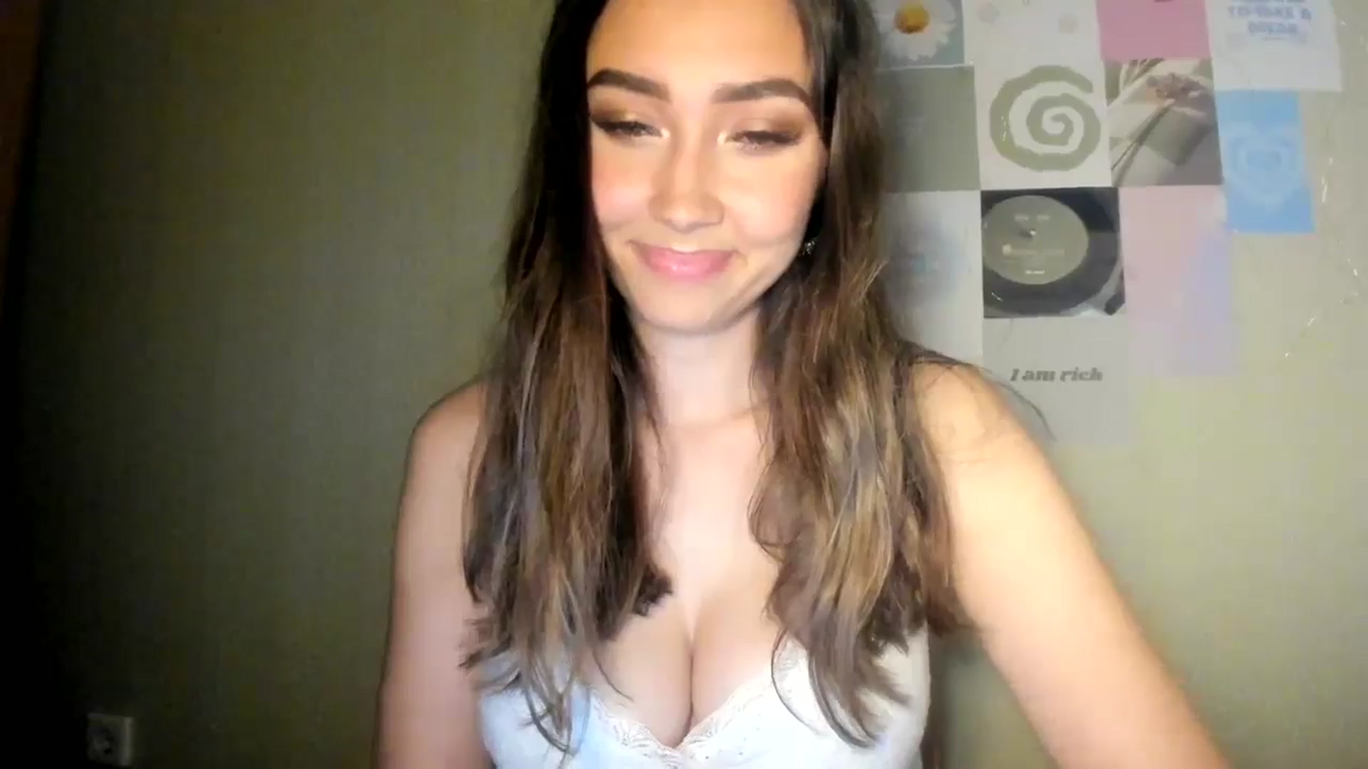 Gallery image thumbnail from LuckyHoneyyy's myfreecams stream on, 07/20/2024, 23:22 image 11 of 20