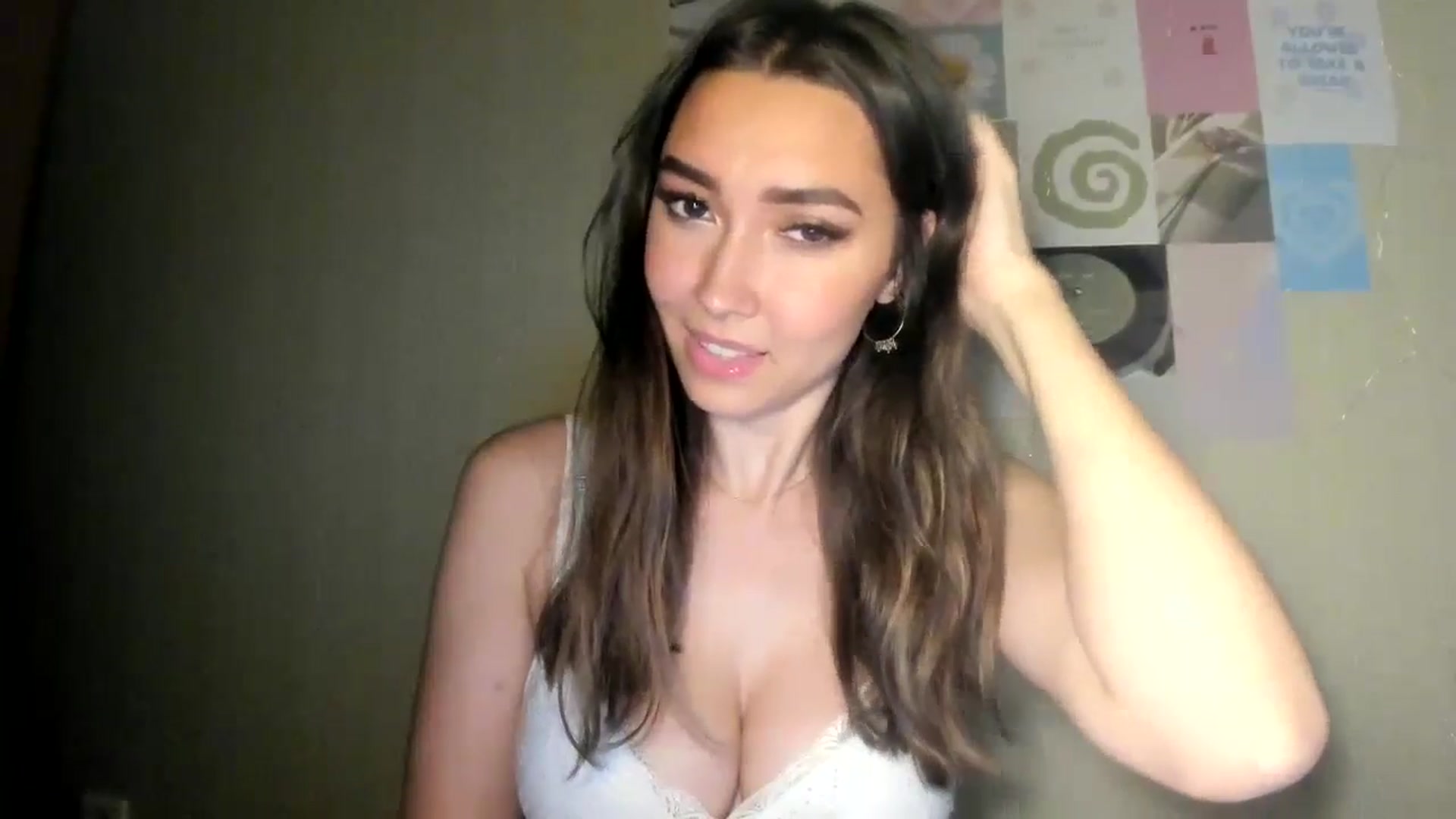 Gallery image thumbnail from LuckyHoneyyy's myfreecams stream on, 07/20/2024, 23:22 image 14 of 20
