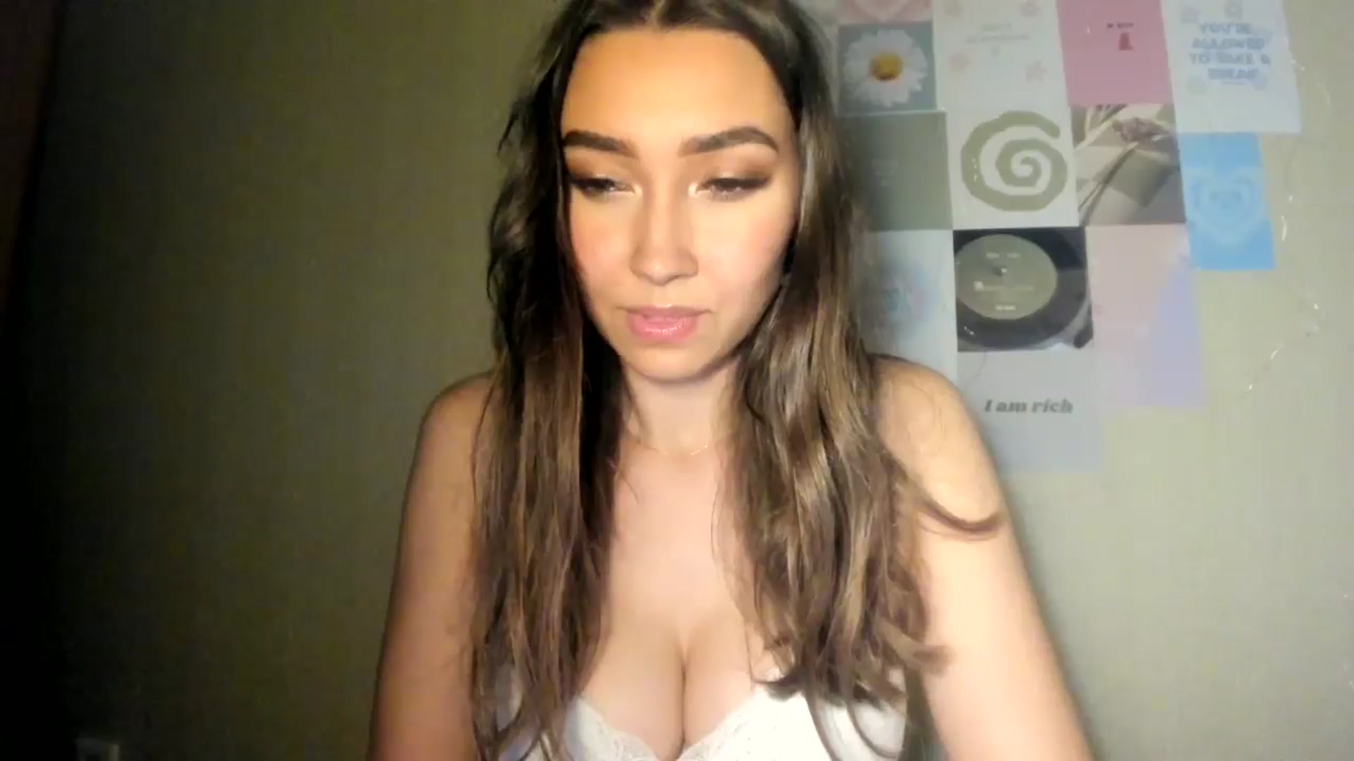 Gallery image thumbnail from LuckyHoneyyy's myfreecams stream on, 07/20/2024, 23:22 image 17 of 20