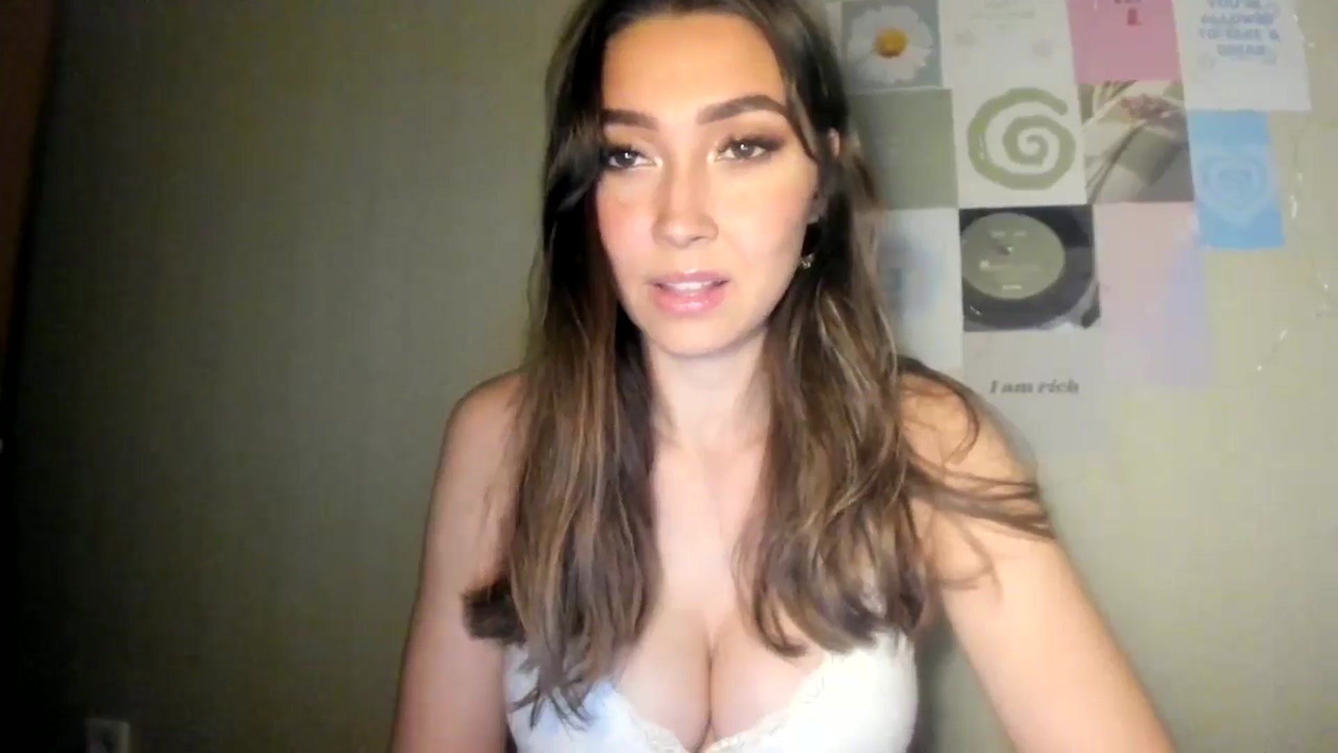 Gallery image thumbnail from LuckyHoneyyy's myfreecams stream on, 07/20/2024, 23:22 image 2 of 20