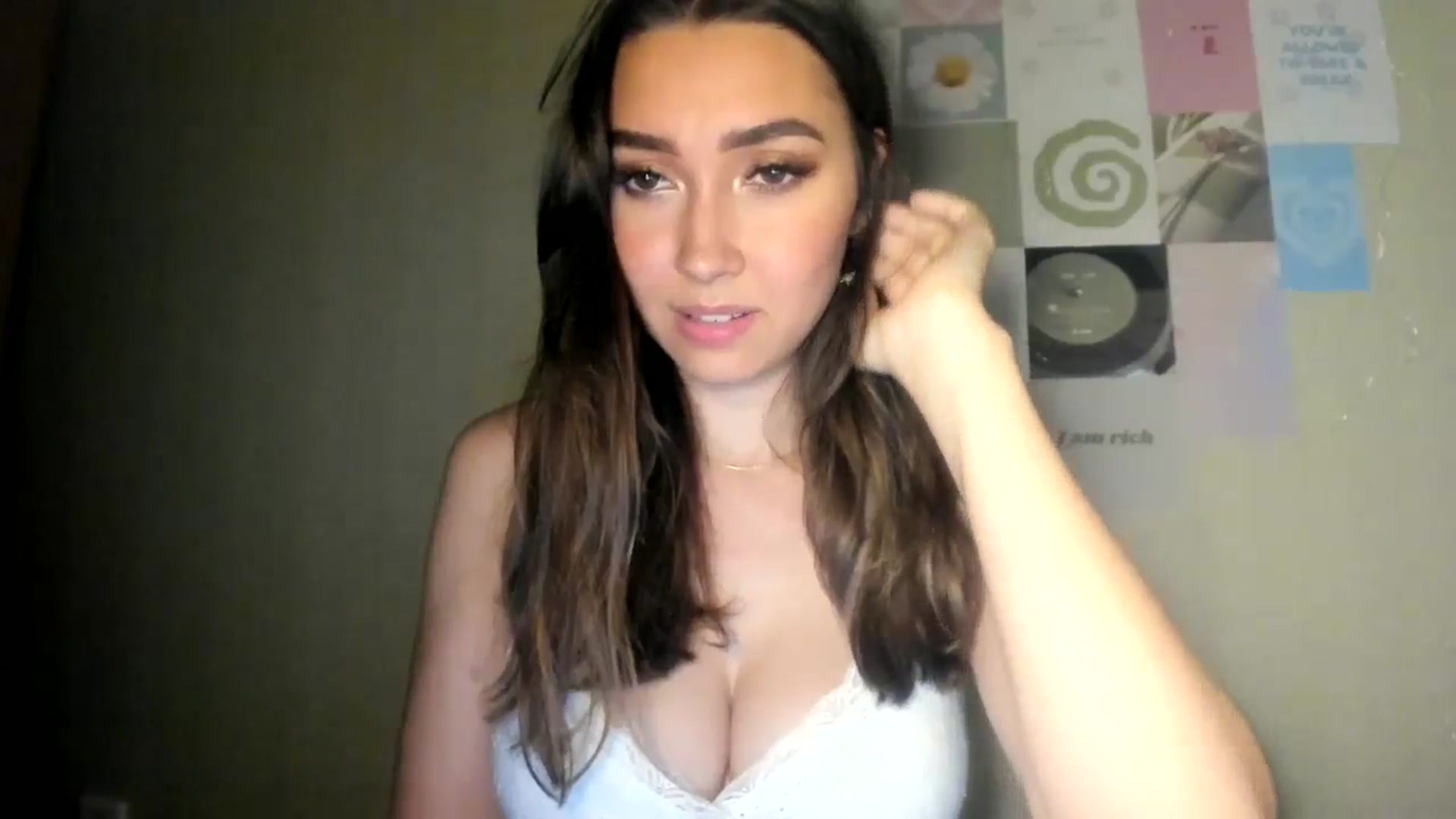 Gallery image thumbnail from LuckyHoneyyy's myfreecams stream on, 07/20/2024, 23:22 image 13 of 20