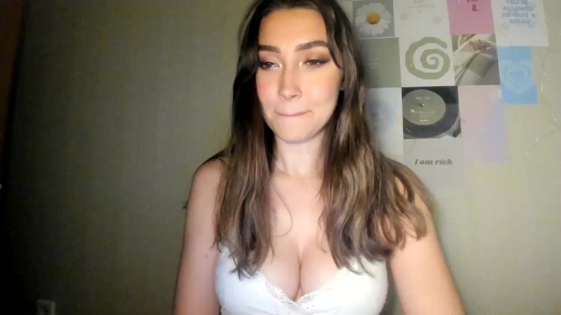 Gallery image thumbnail from LuckyHoneyyy's myfreecams stream on, 07/20/2024, 23:22 image 1 of 20
