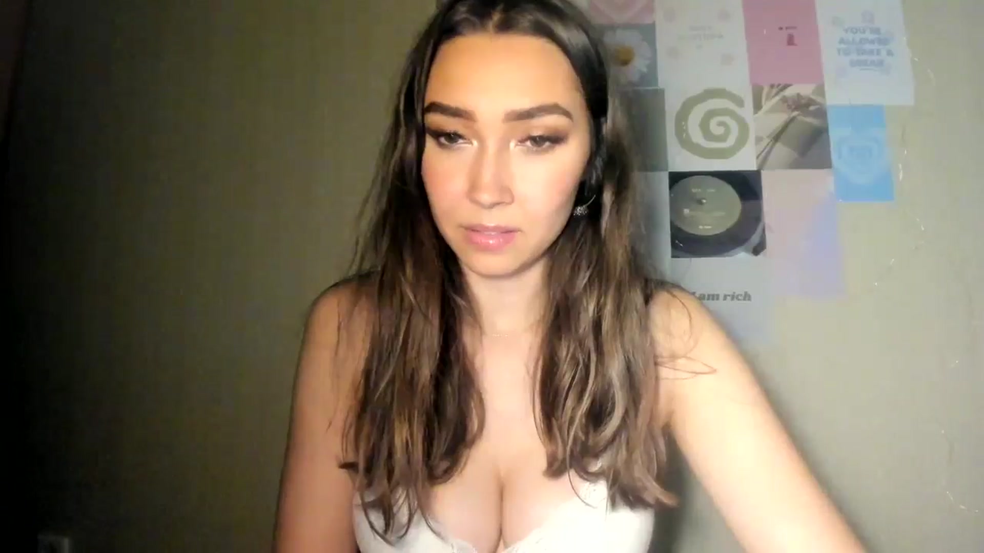 Gallery image thumbnail from LuckyHoneyyy's myfreecams stream on, 07/20/2024, 23:22 image 20 of 20