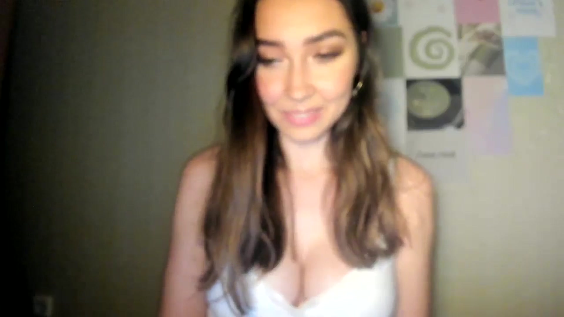 Gallery image thumbnail from LuckyHoneyyy's myfreecams stream on, 07/20/2024, 23:22 image 4 of 20