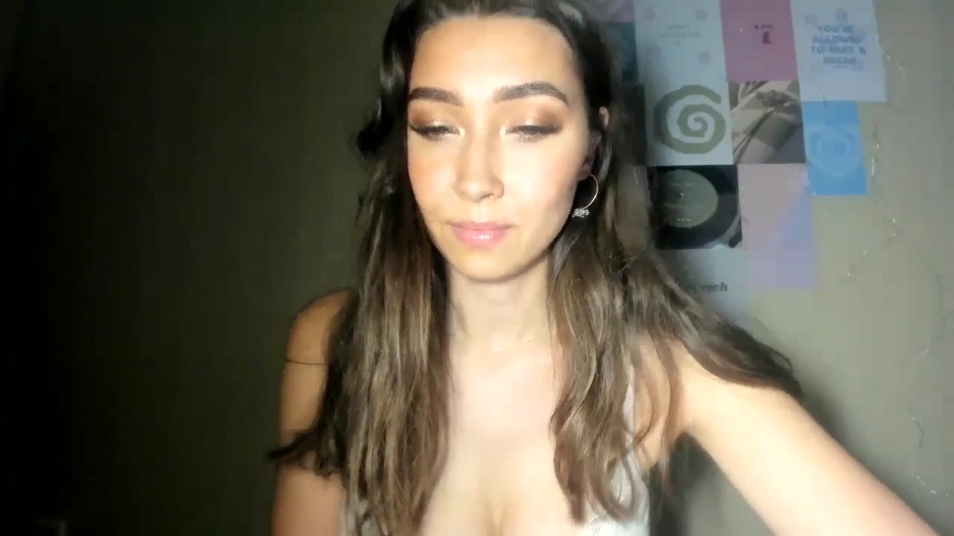 Gallery image thumbnail from LuckyHoneyyy's myfreecams stream on, 07/20/2024, 23:57 image 18 of 20