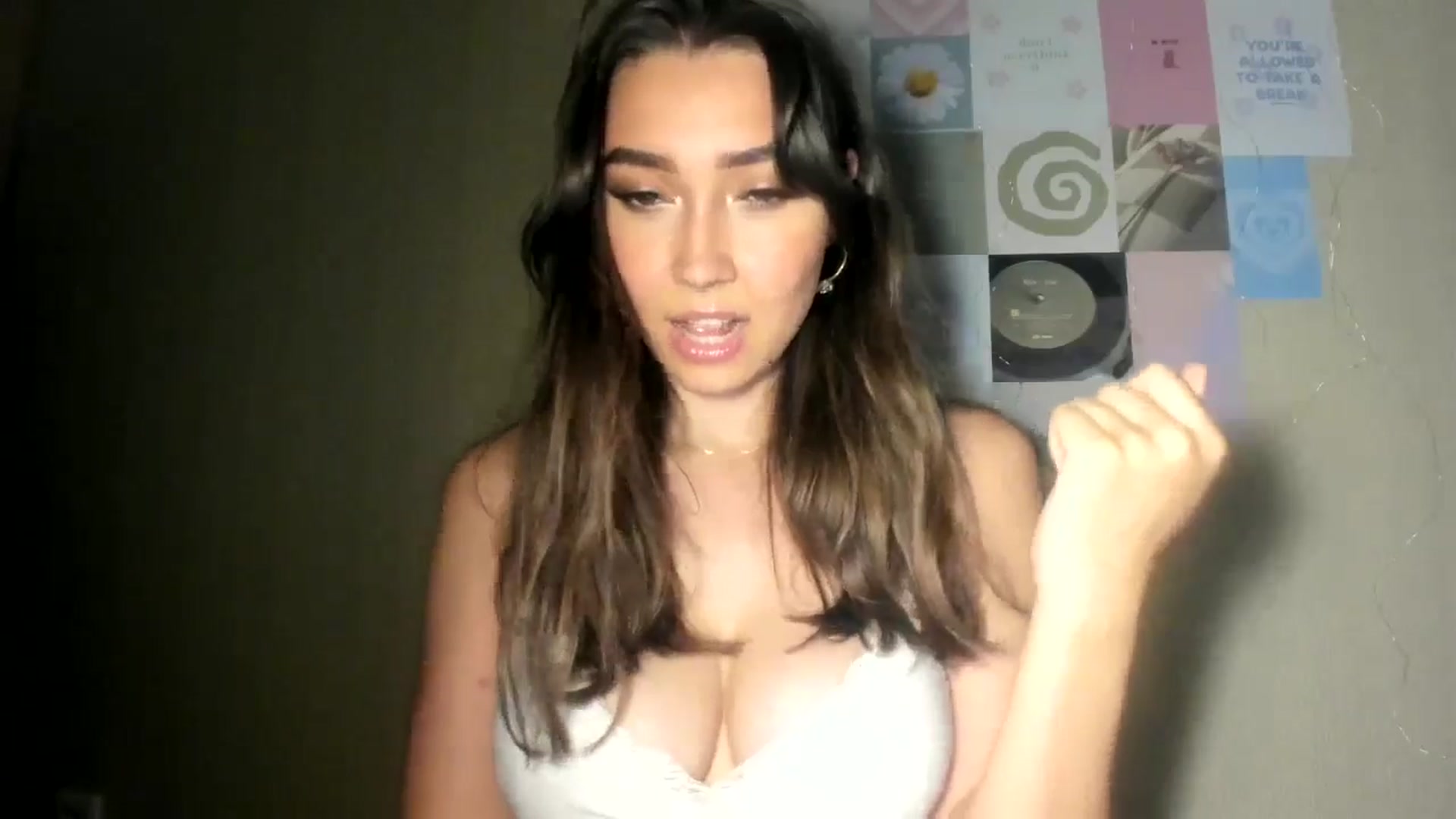 Gallery image thumbnail from LuckyHoneyyy's myfreecams stream on, 07/20/2024, 23:57 image 13 of 20