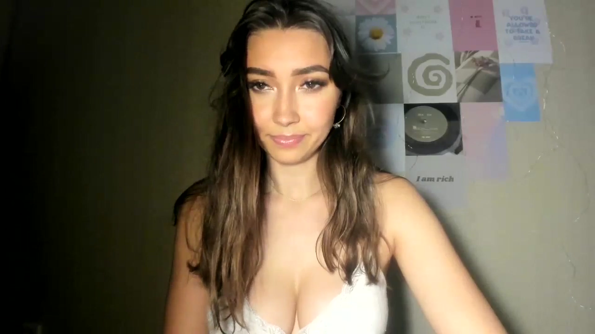 Gallery image thumbnail from LuckyHoneyyy's myfreecams stream on, 07/20/2024, 23:57 image 17 of 20