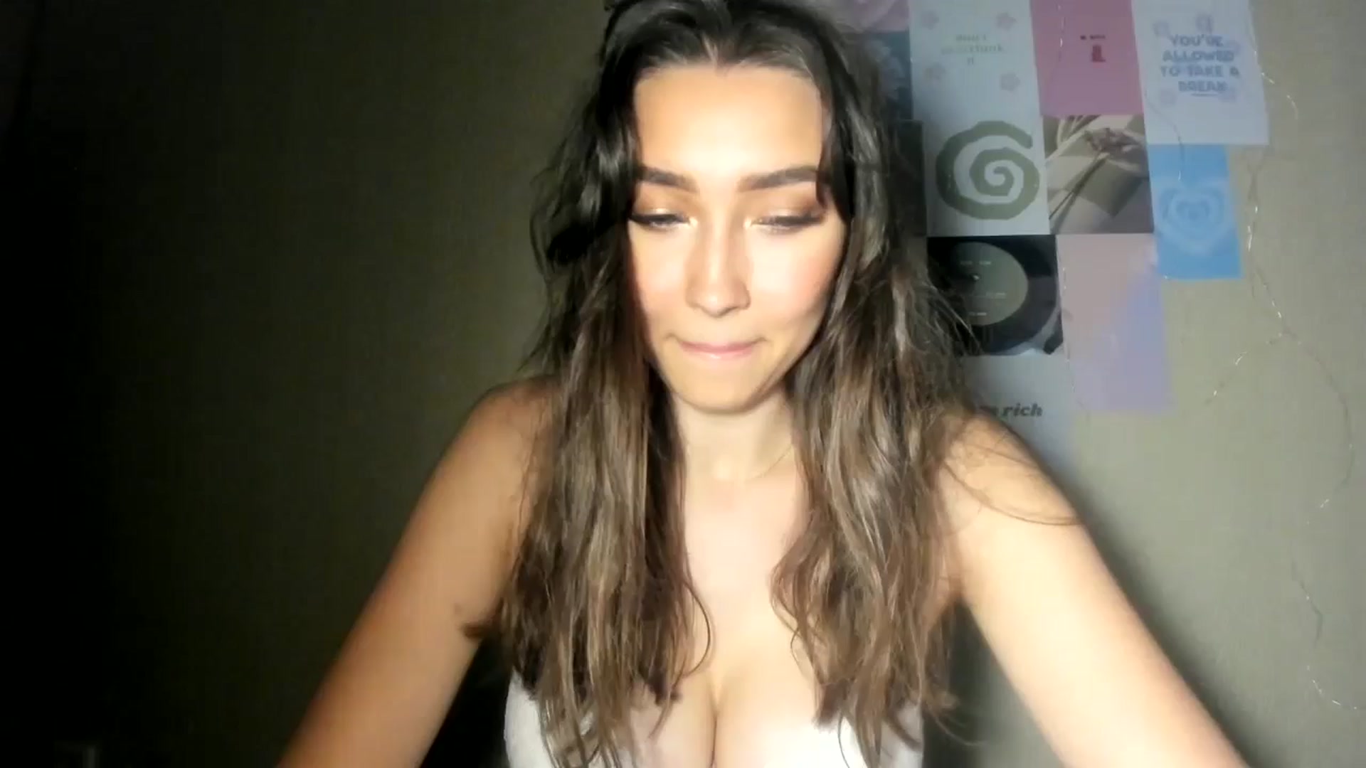 Gallery image thumbnail from LuckyHoneyyy's myfreecams stream on, 07/20/2024, 23:57 image 19 of 20