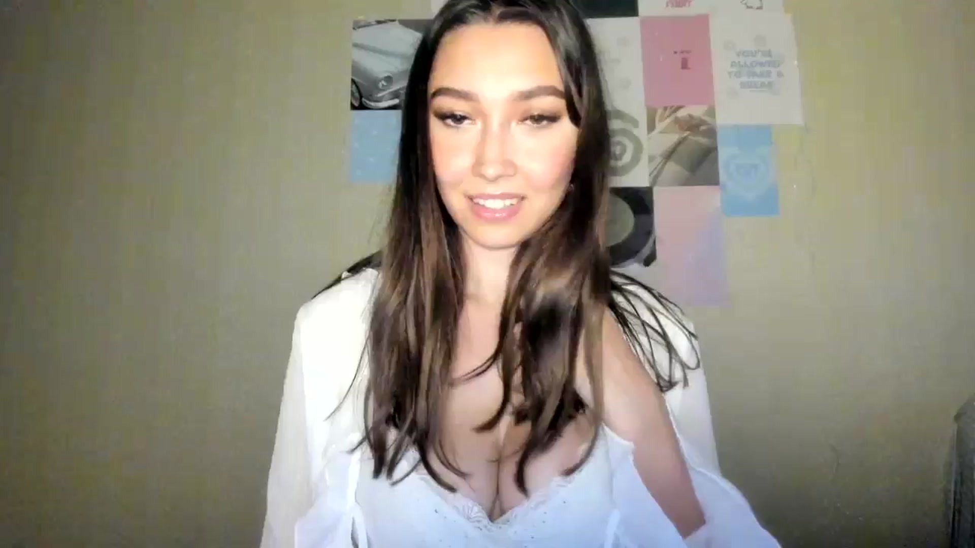 Gallery image thumbnail from LuckyHoneyyy's myfreecams stream on, 07/25/2024, 01:33 image 16 of 20