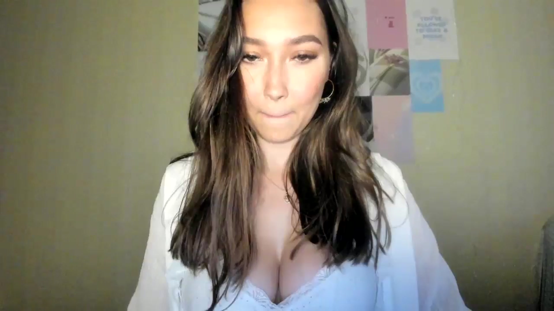 Gallery image thumbnail from LuckyHoneyyy's myfreecams stream on, 07/25/2024, 01:33 image 18 of 20