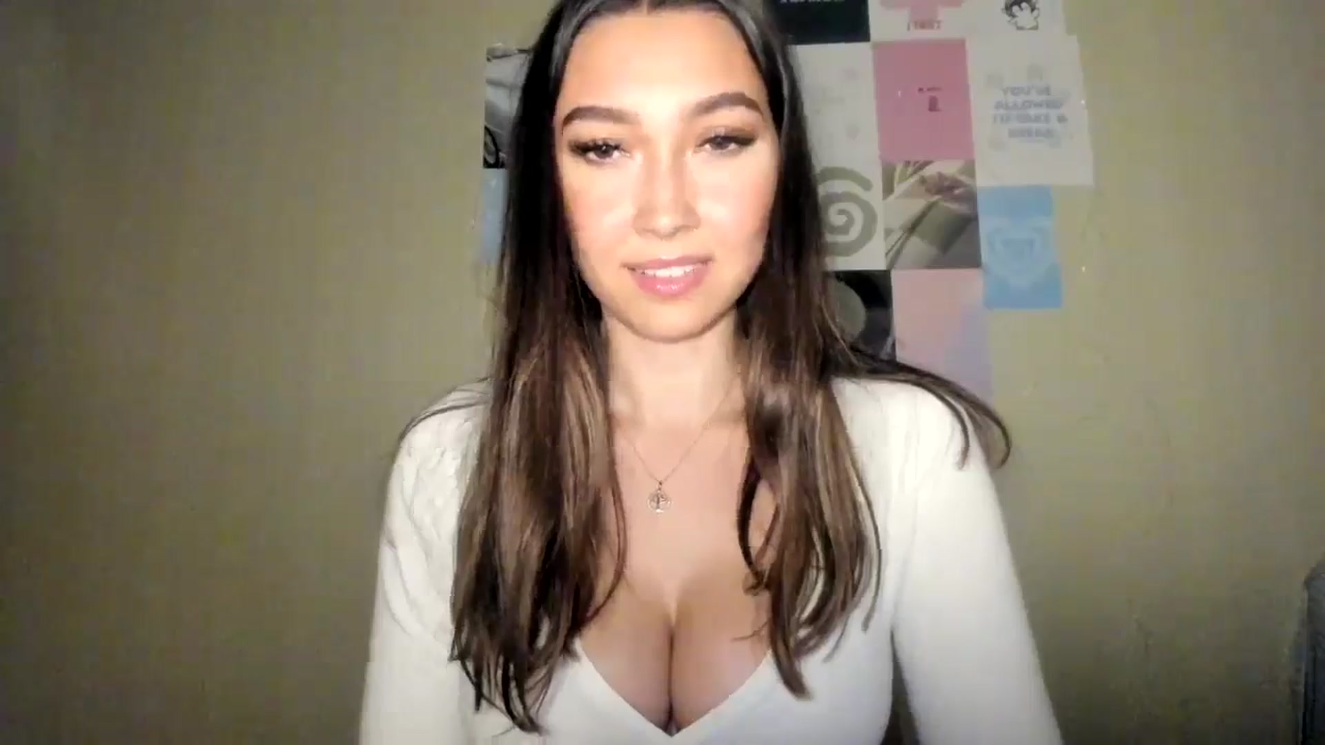 Gallery image thumbnail from LuckyHoneyyy's myfreecams stream on, 07/25/2024, 01:33 image 3 of 20