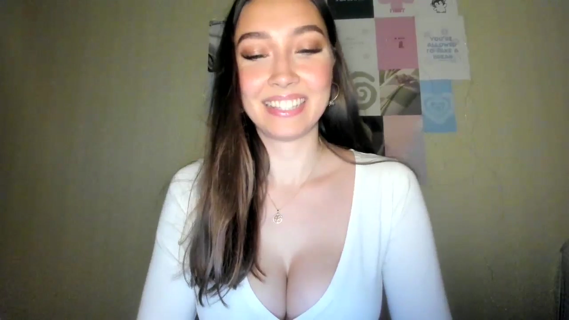 Gallery image thumbnail from LuckyHoneyyy's myfreecams stream on, 07/25/2024, 01:33 image 4 of 20