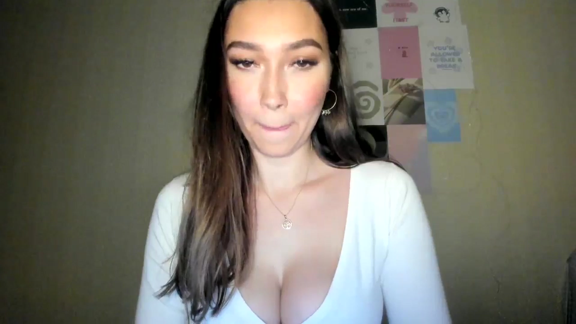 Gallery image thumbnail from LuckyHoneyyy's myfreecams stream on, 07/25/2024, 01:33 image 6 of 20