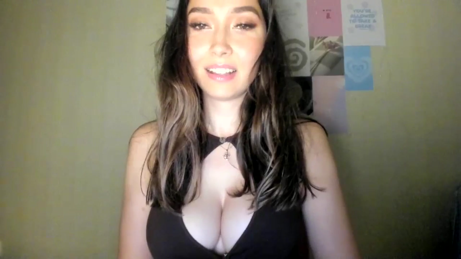 Gallery image thumbnail from LuckyHoneyyy's myfreecams stream on, 07/25/2024, 23:20 image 6 of 20