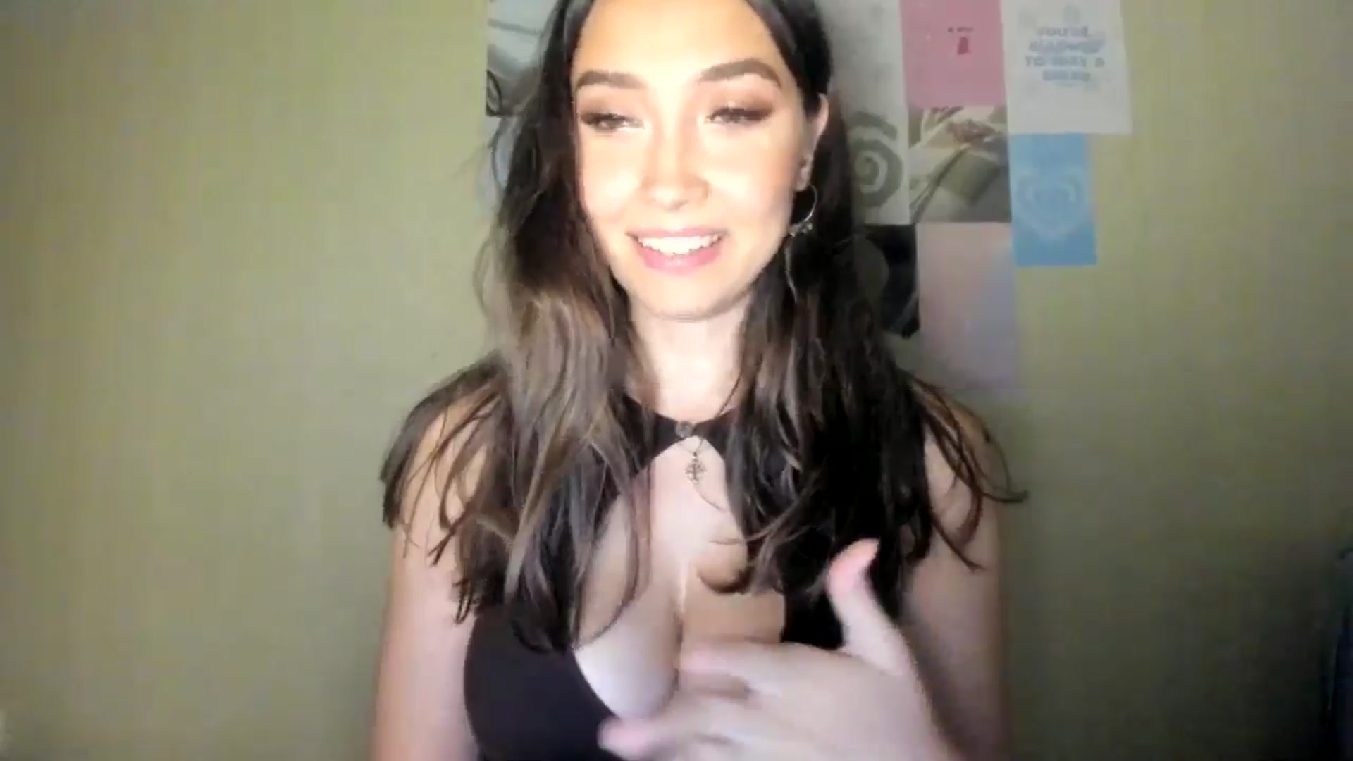 Gallery image thumbnail from LuckyHoneyyy's myfreecams stream on, 07/25/2024, 23:20 image 7 of 20