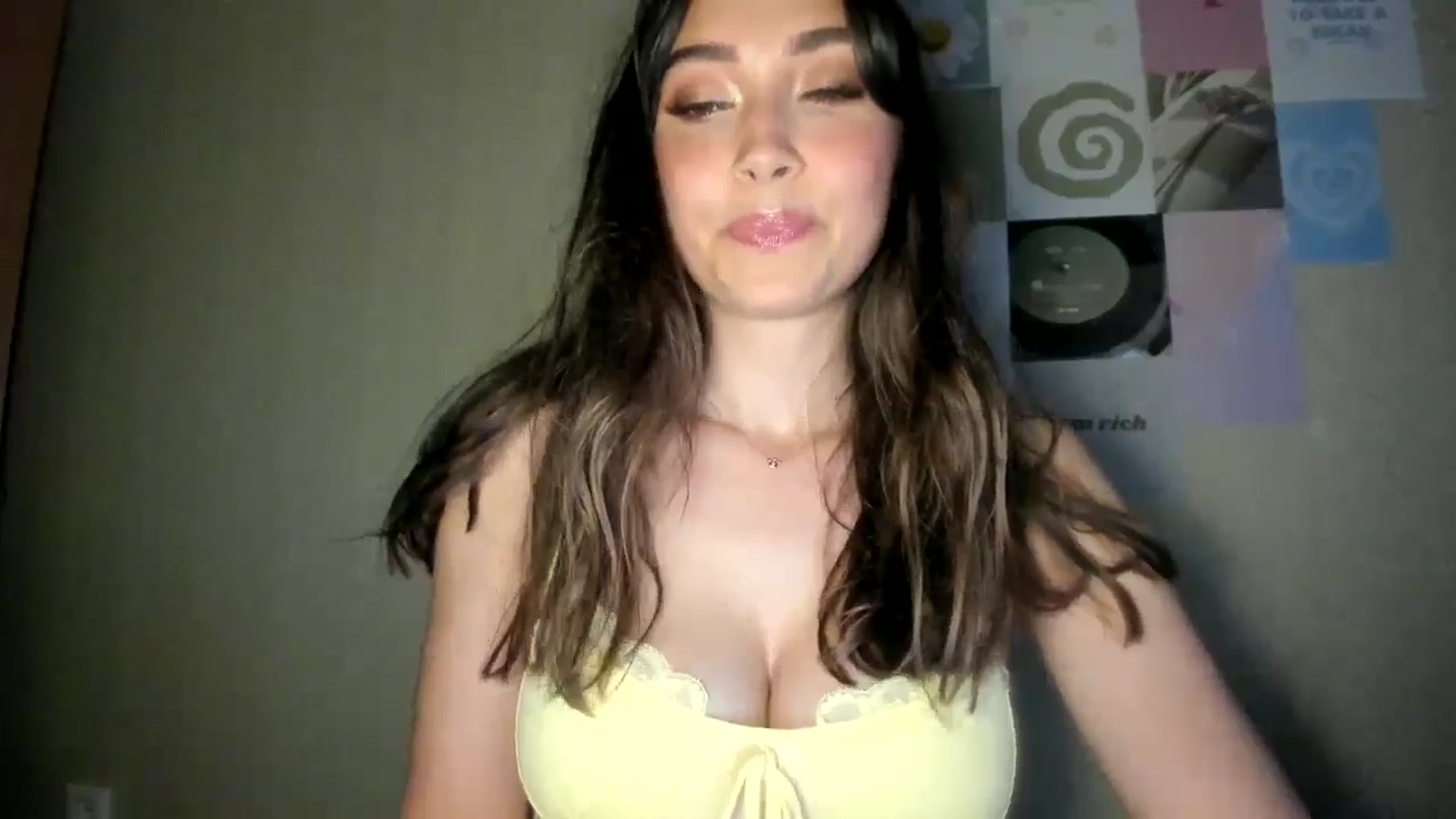 Gallery image thumbnail from LuckyHoneyyy's myfreecams stream on, 08/13/2024, 24:53 image 12 of 20