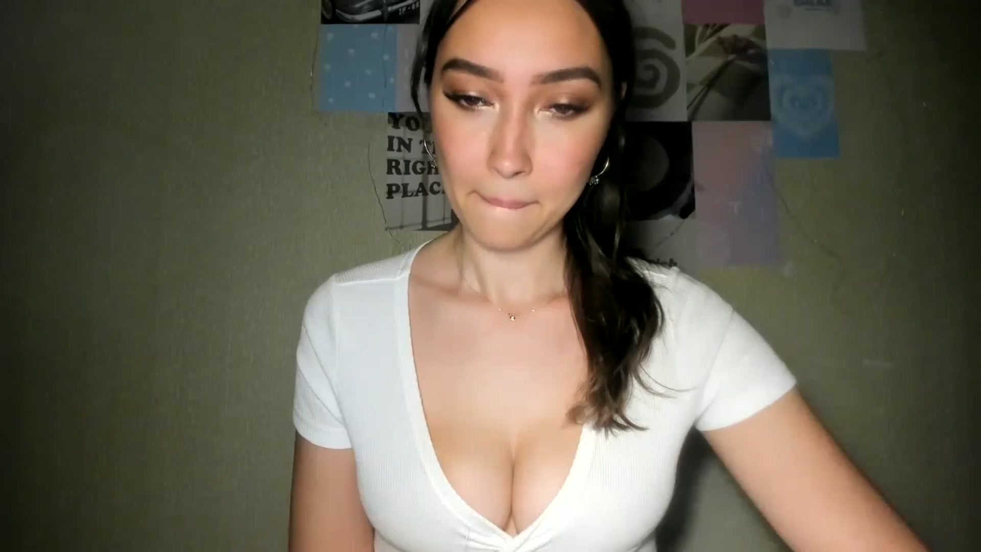 Gallery image thumbnail from LuckyHoneyyy's myfreecams stream on, 08/14/2024, 24:24 image 17 of 20