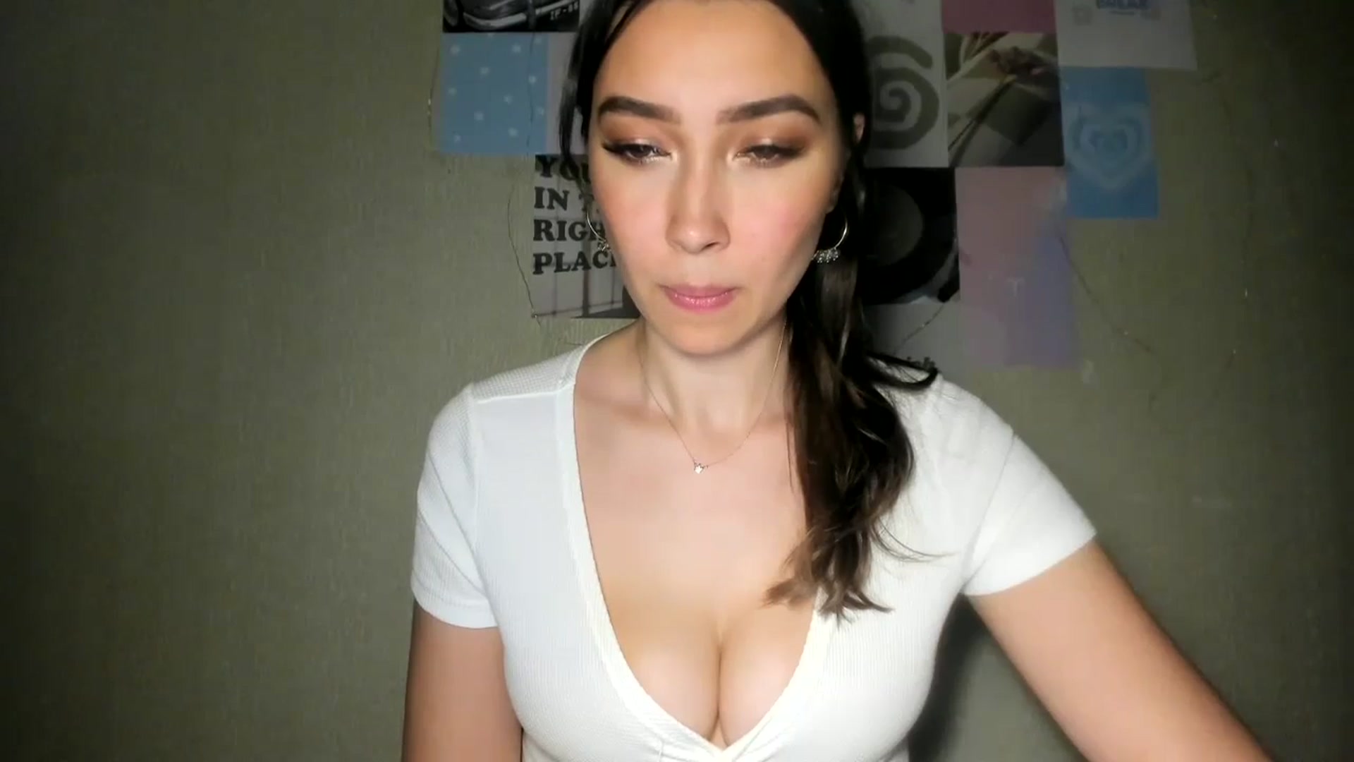 Gallery image thumbnail from LuckyHoneyyy's myfreecams stream on, 08/14/2024, 24:24 image 18 of 20