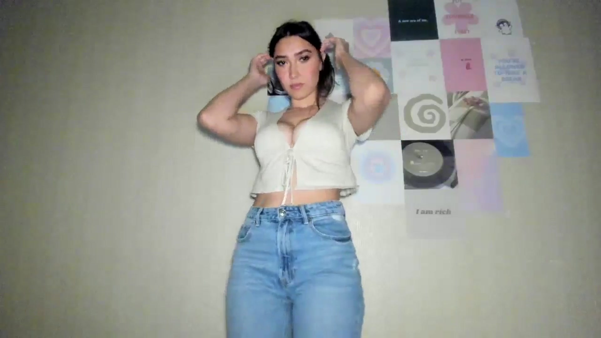Gallery image thumbnail from LuckyHoneyyy's myfreecams stream on, 08/17/2024, 22:58 image 14 of 20