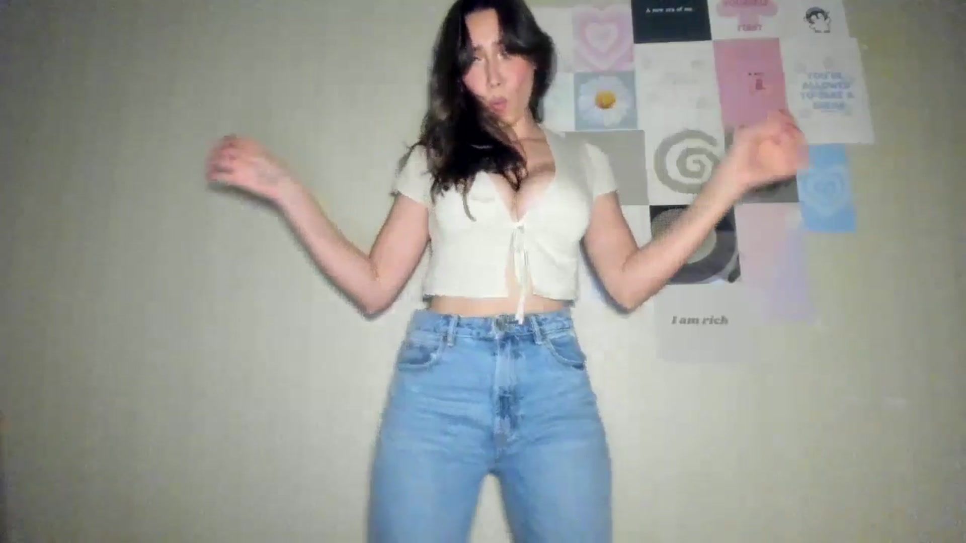Gallery image thumbnail from LuckyHoneyyy's myfreecams stream on, 08/18/2024, 24:01 image 16 of 20