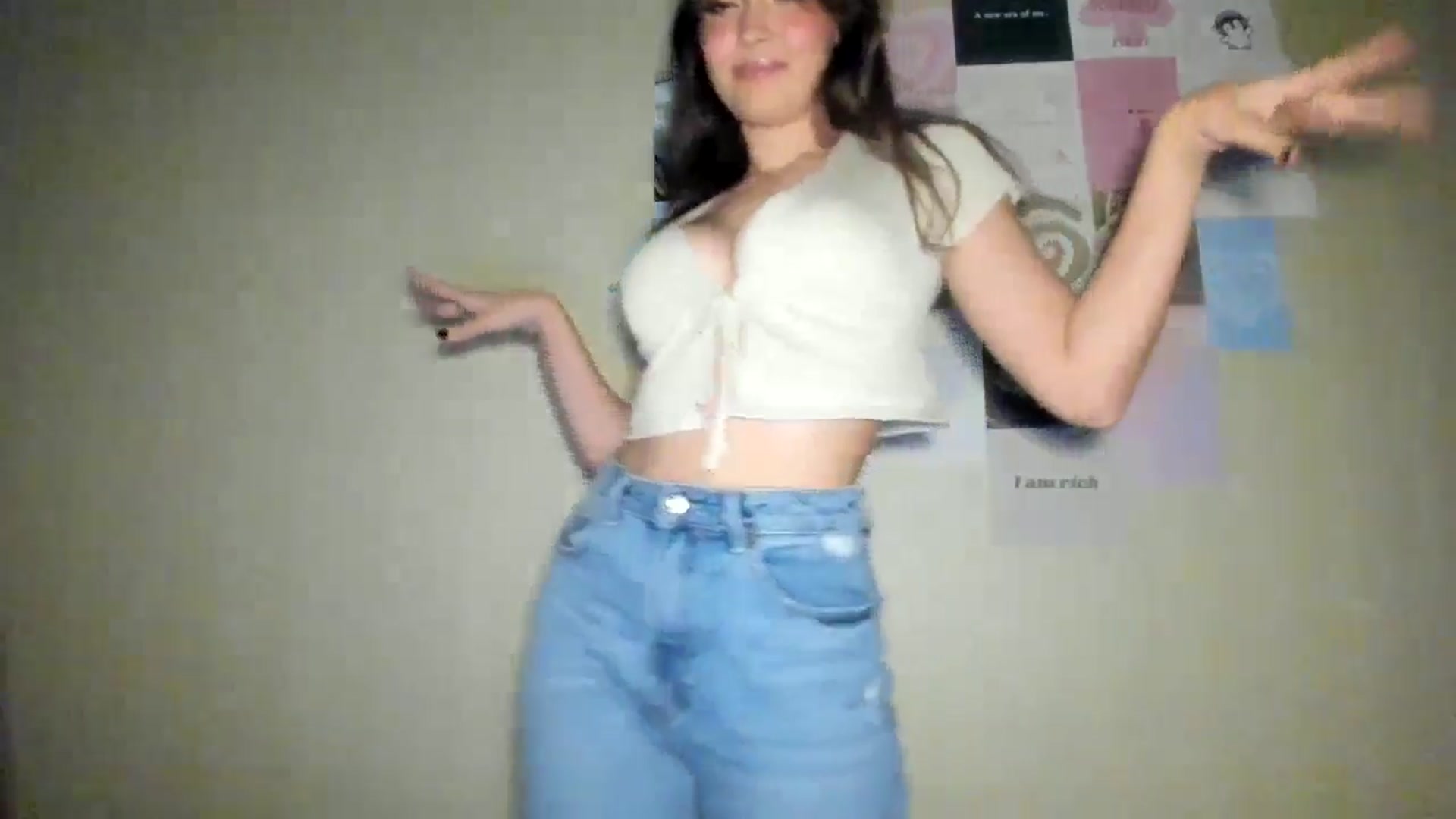 Gallery image thumbnail from LuckyHoneyyy's myfreecams stream on, 08/18/2024, 24:01 image 14 of 20