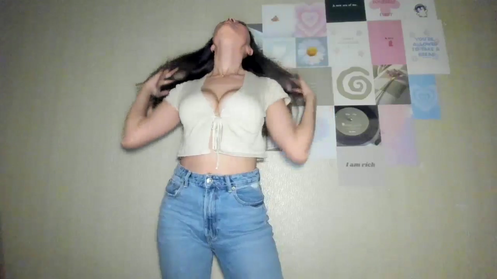 Gallery image thumbnail from LuckyHoneyyy's myfreecams stream on, 08/18/2024, 24:01 image 17 of 20