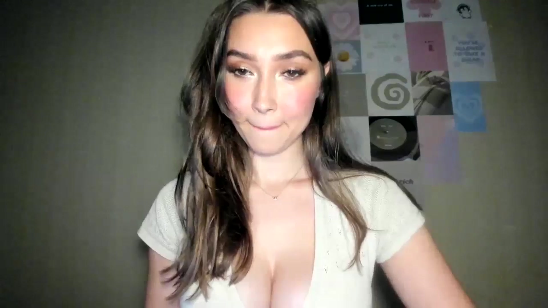 Gallery image thumbnail from LuckyHoneyyy's myfreecams stream on, 08/18/2024, 24:01 image 9 of 20