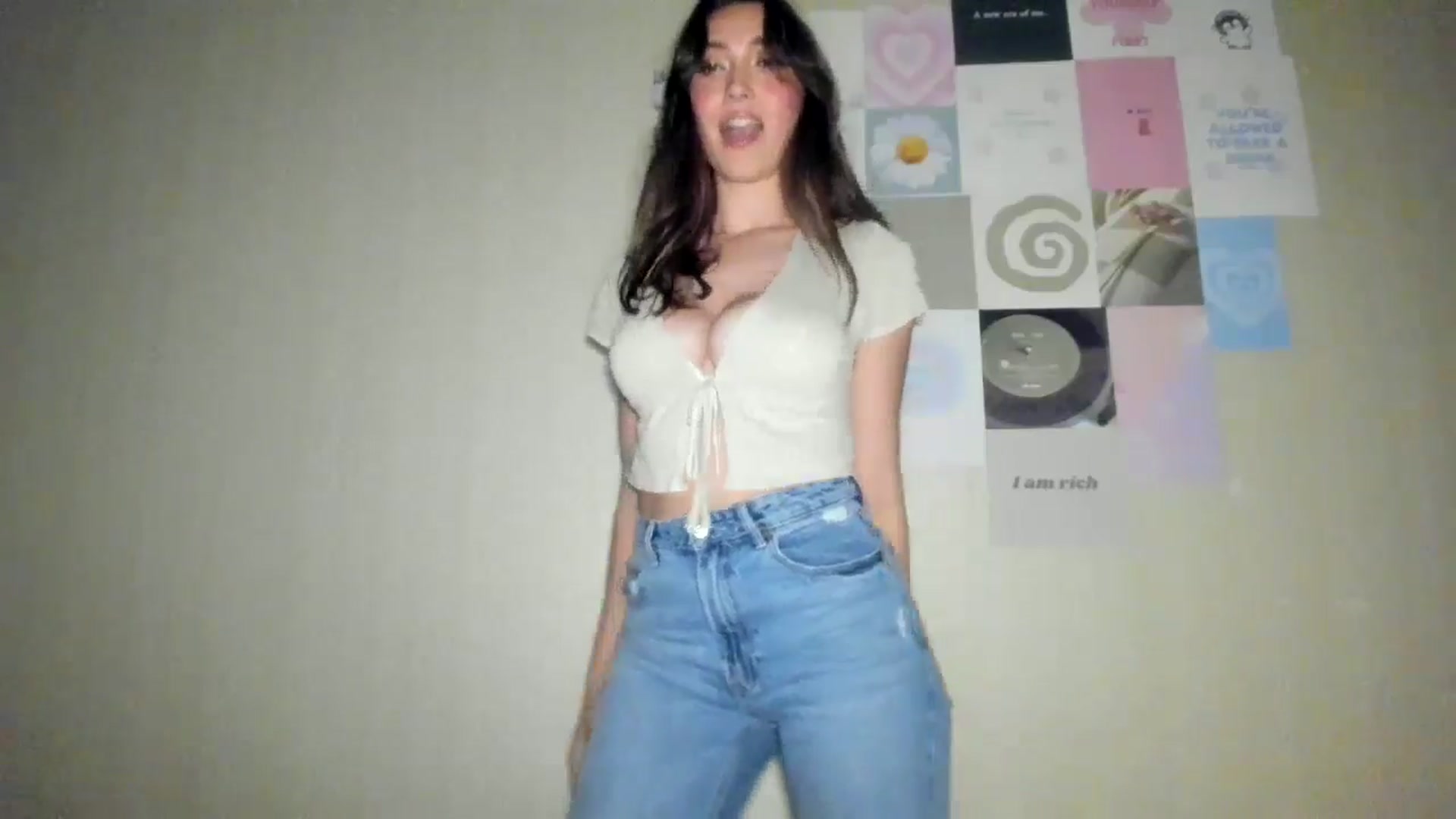 Gallery image thumbnail from LuckyHoneyyy's myfreecams stream on, 08/18/2024, 24:30 image 14 of 20