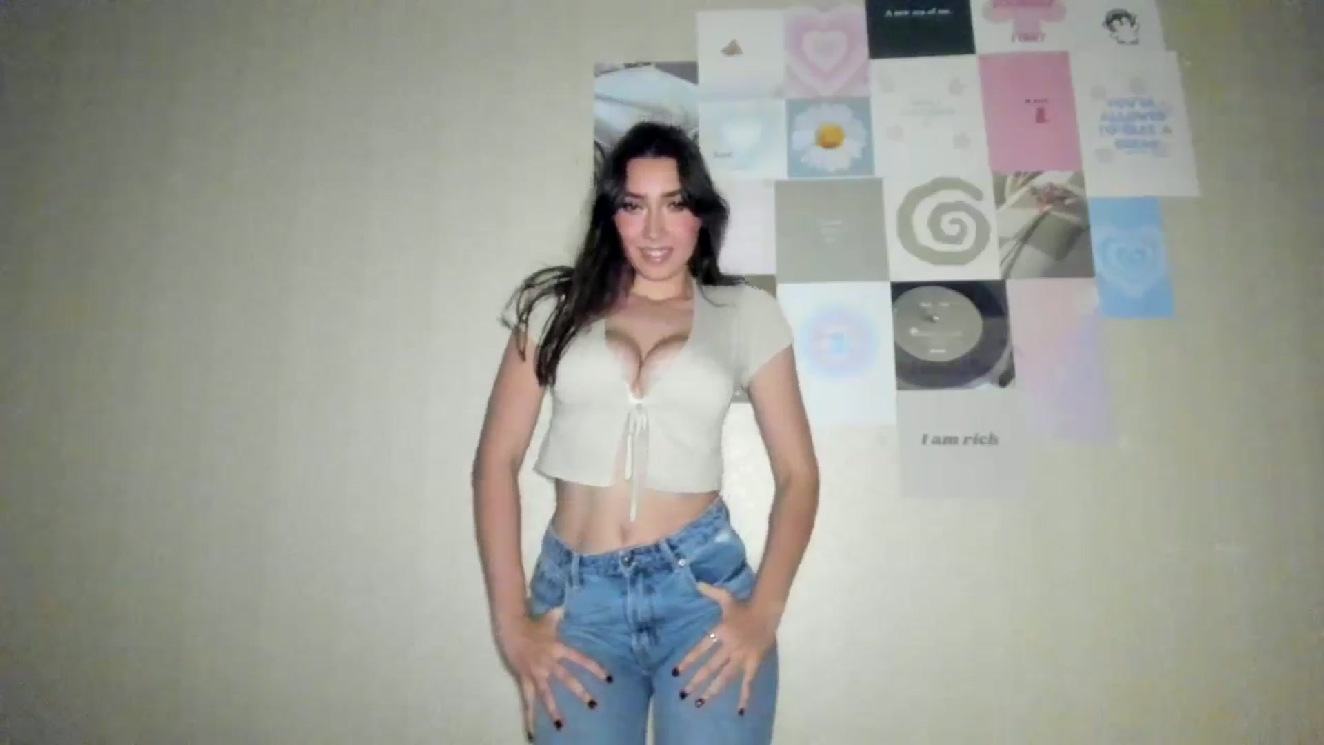 Gallery image thumbnail from LuckyHoneyyy's myfreecams stream on, 08/18/2024, 24:30 image 15 of 20