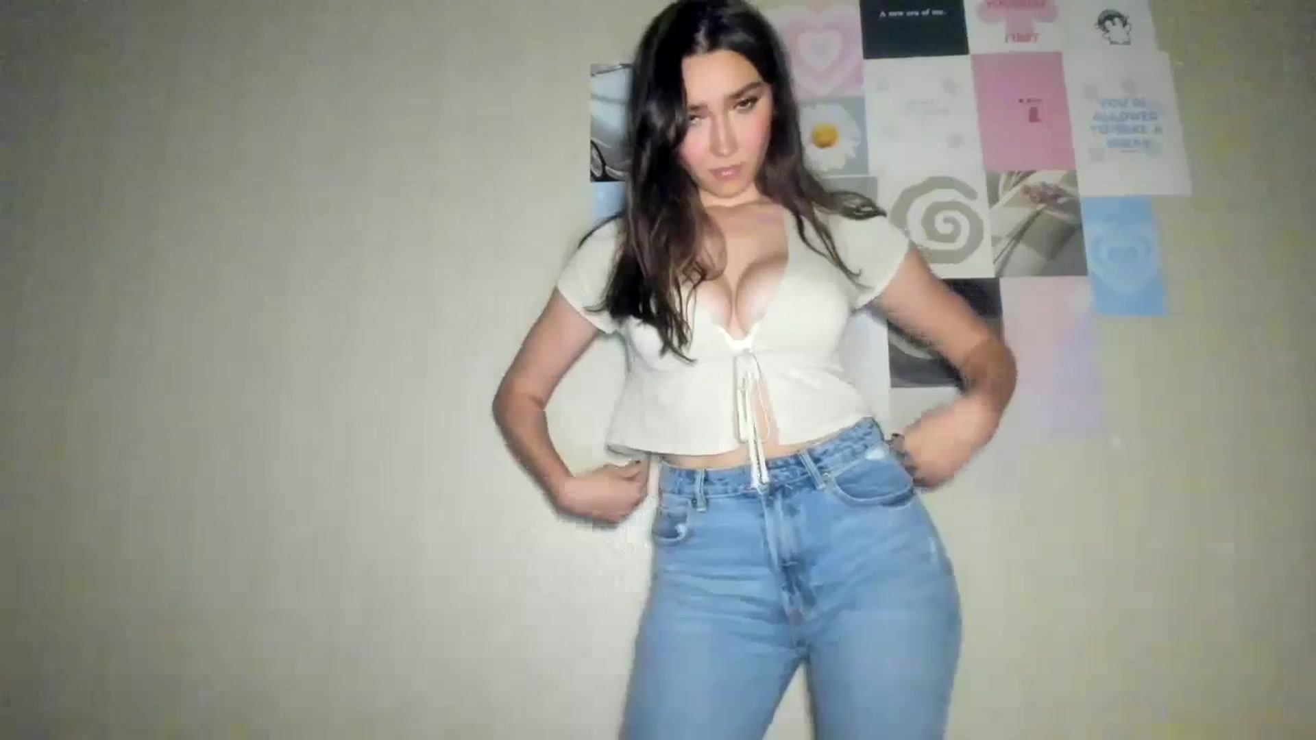 Gallery image thumbnail from LuckyHoneyyy's myfreecams stream on, 08/18/2024, 24:30 image 13 of 20