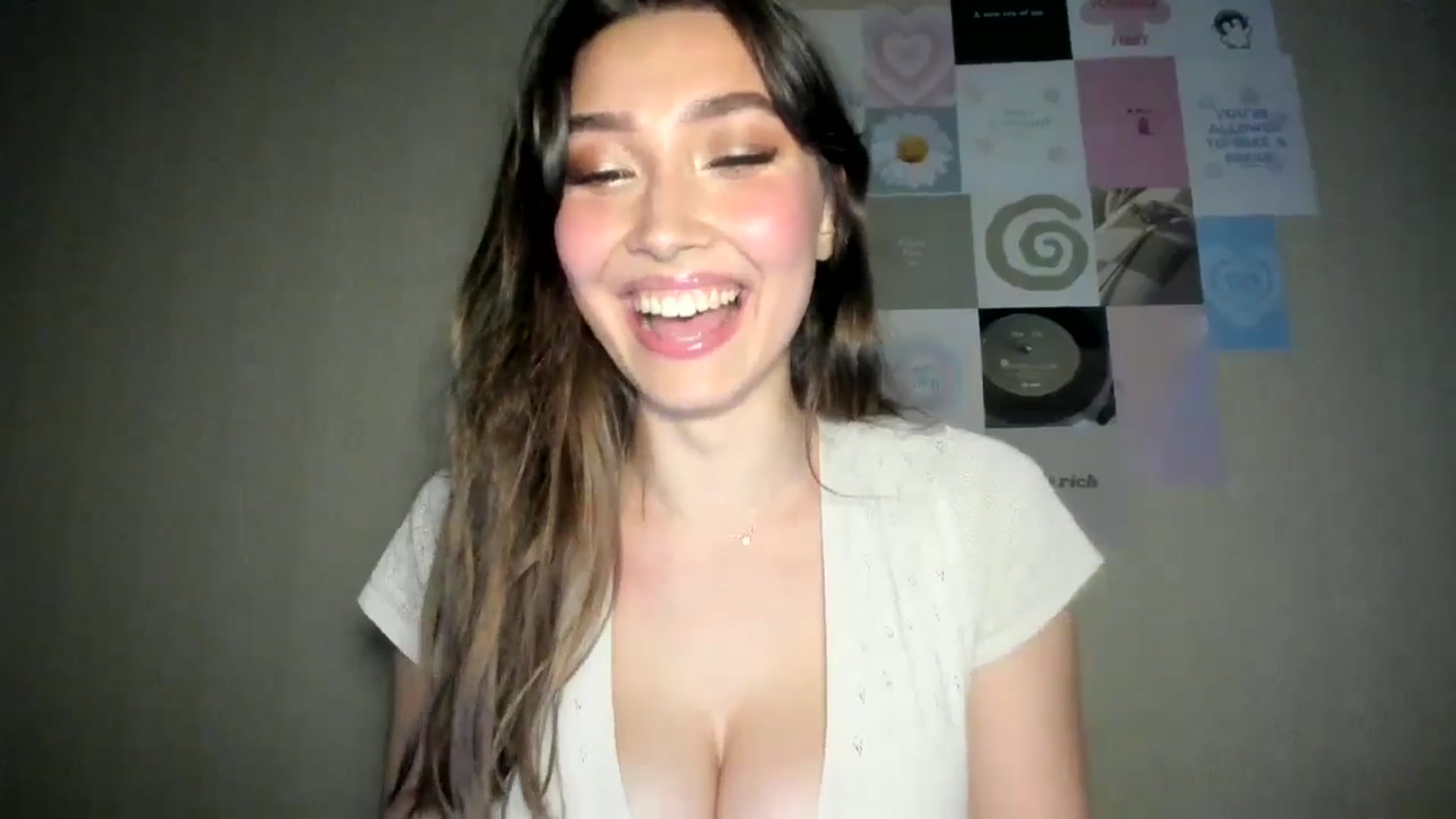 Gallery image thumbnail from LuckyHoneyyy's myfreecams stream on, 08/18/2024, 01:27 image 13 of 20