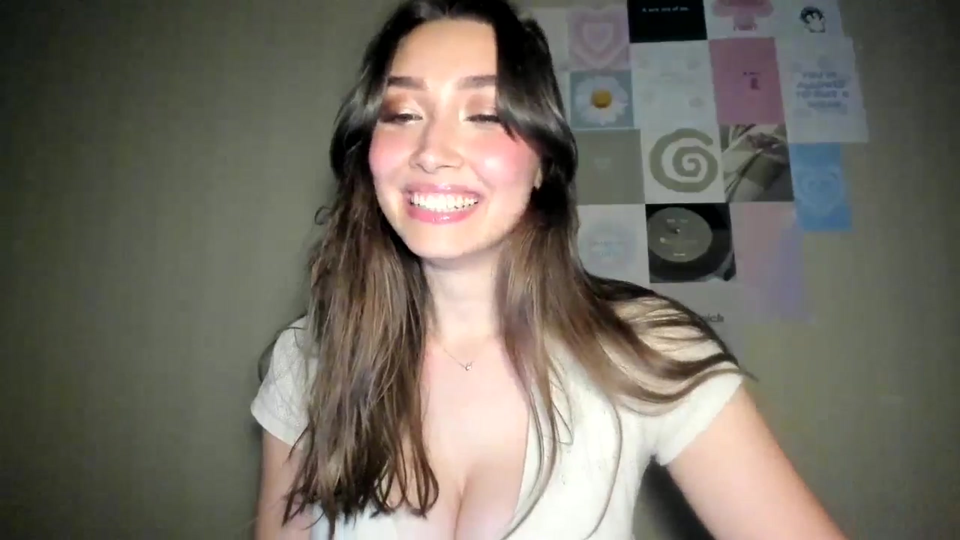 Gallery image thumbnail from LuckyHoneyyy's myfreecams stream on, 08/18/2024, 01:27 image 3 of 20