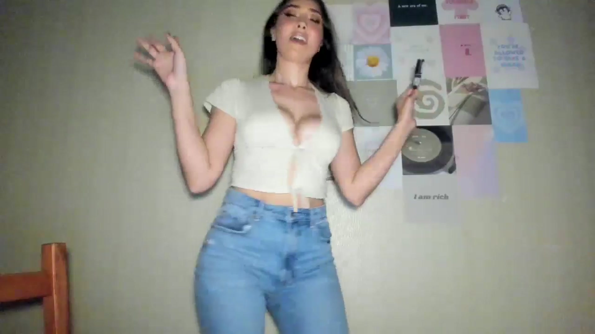 Gallery image thumbnail from LuckyHoneyyy's myfreecams stream on, 08/18/2024, 01:27 image 7 of 20