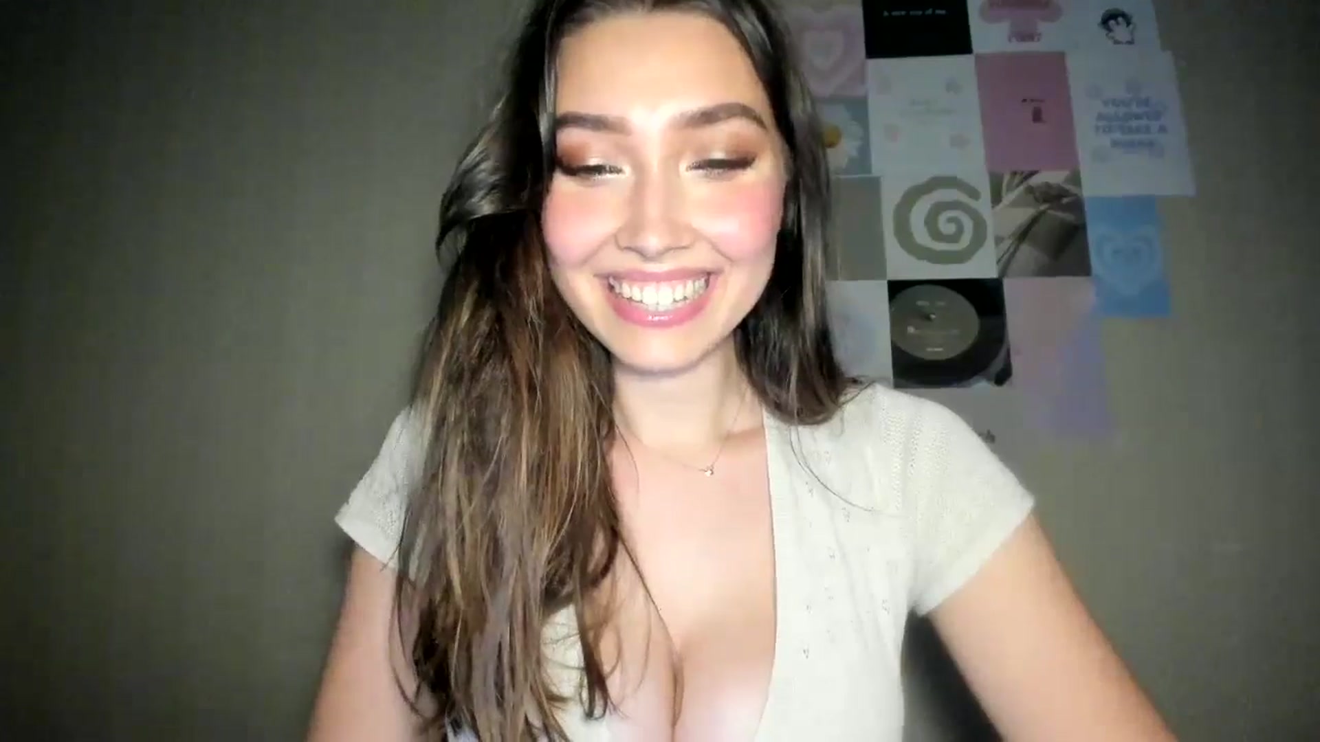 Gallery image thumbnail from LuckyHoneyyy's myfreecams stream on, 08/18/2024, 01:27 image 10 of 20