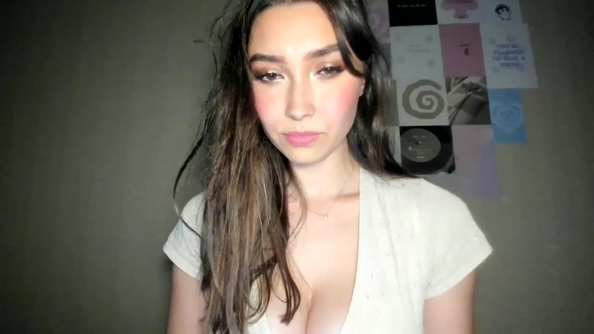 Gallery image thumbnail from LuckyHoneyyy's myfreecams stream on, 08/18/2024, 01:27 image 6 of 20